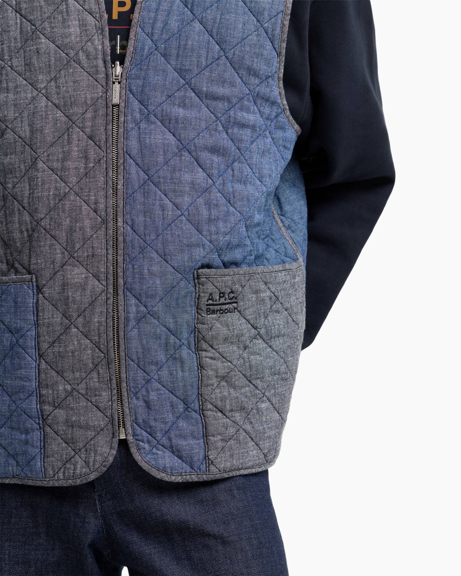 doorgestikt vest, ritssluiting, blauw en grijs, ruitstiksel, voorzakken