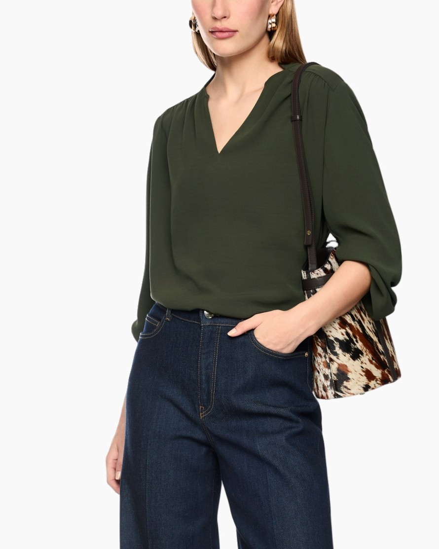 groene blouse, V-hals, lange mouwen, zachte stof, tote tas