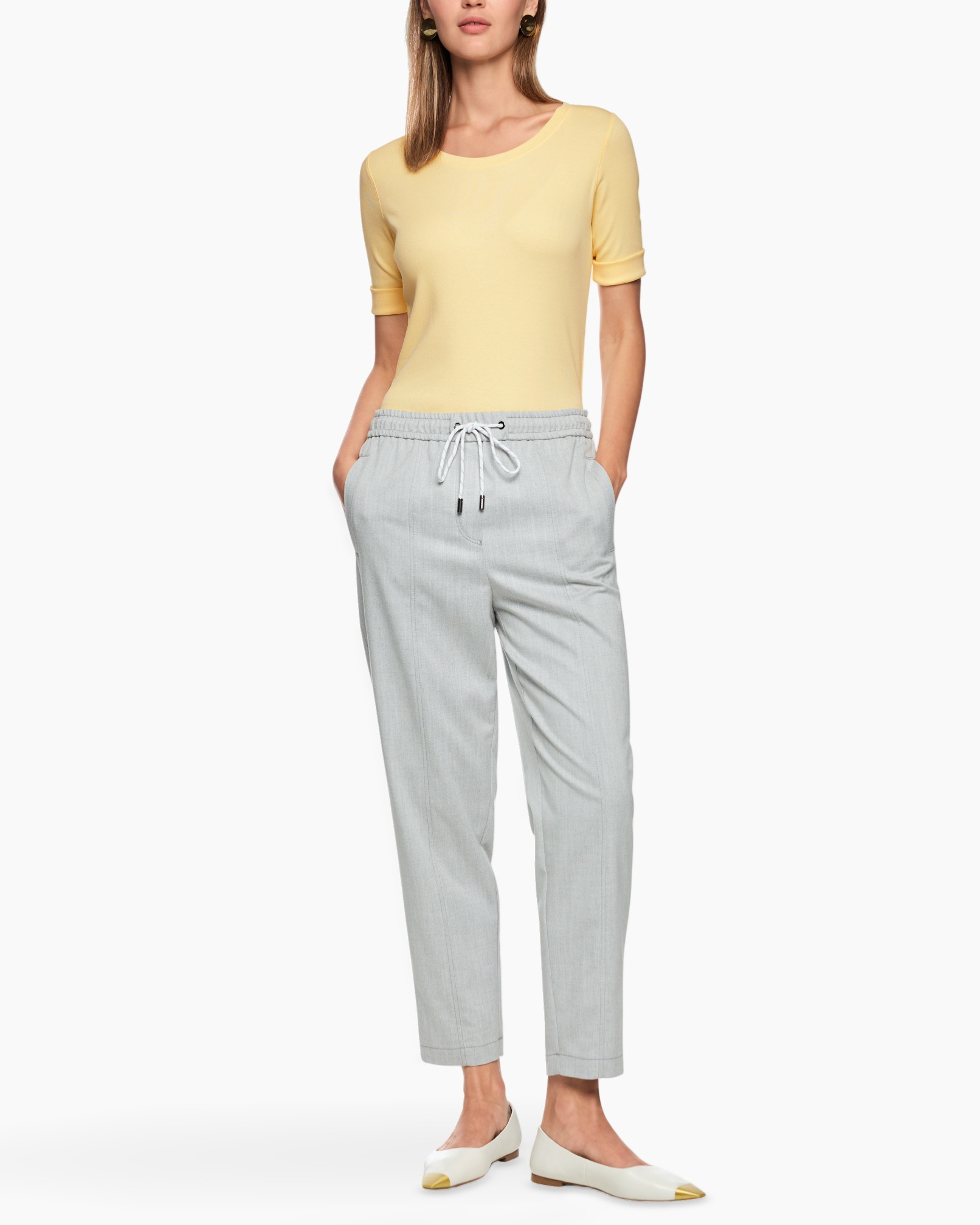 top, t-shirt, geel, korte mouw, broek, trekkoord, broek met zakken, slim fit, casual, two-tone, platte schoenen