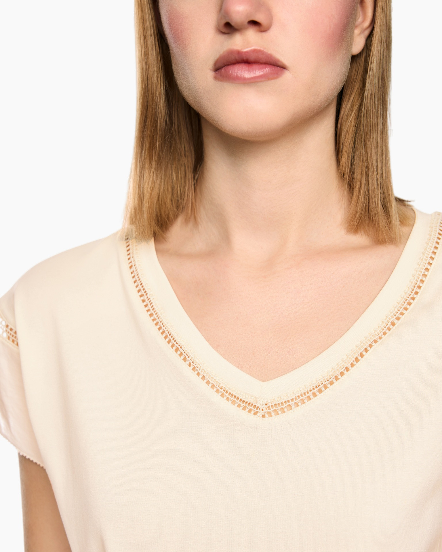 v-hals, top, beige, kantafwerking, korte mouw