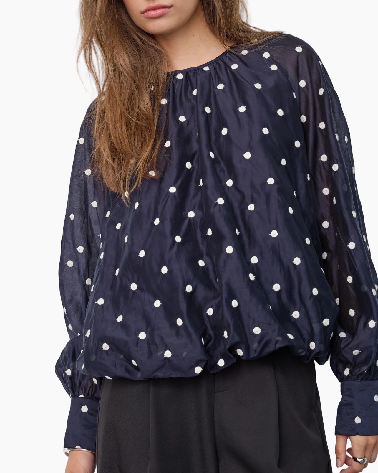 blouse, marineblauw, witte stippen, lange mouwen, gerimpelde halslijn