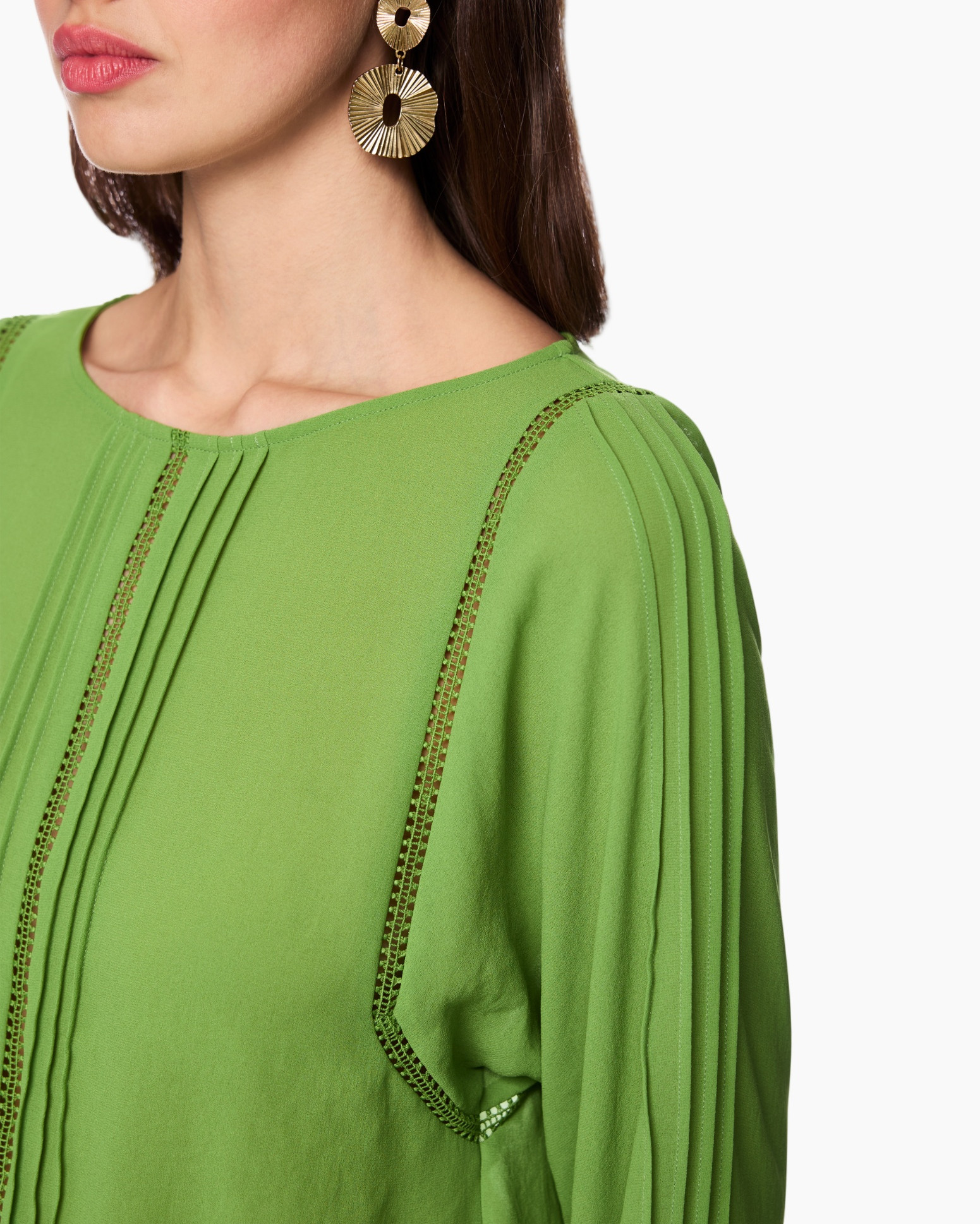 groene top, plooidetails, versierde rand, lange mouw, ronde hals
