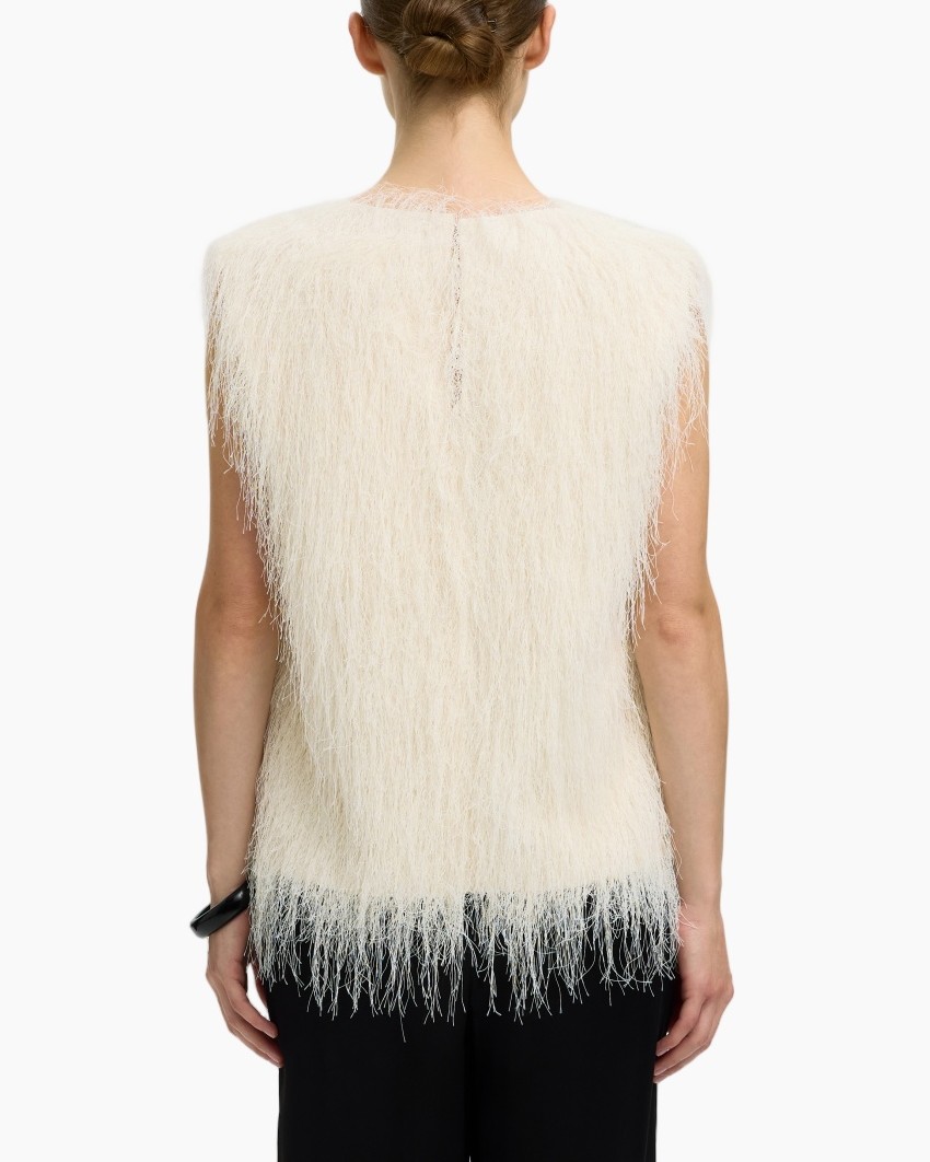 fuzzy top, crème trui, textured knit, fringe hem, mouwloos top