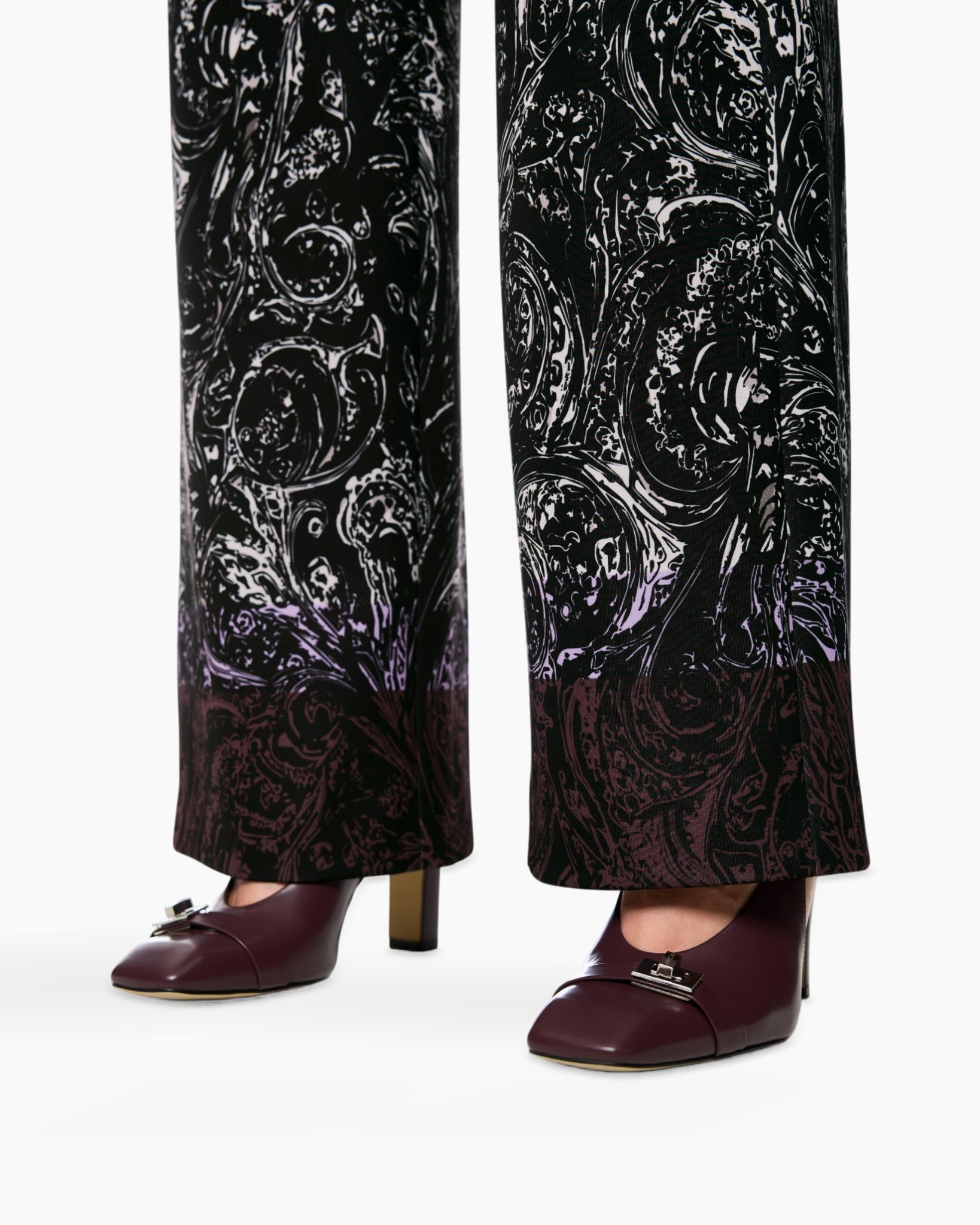 patroon florale, wijd uitlopende broek, palazzo broek, paarse accenten, hakken met gesp