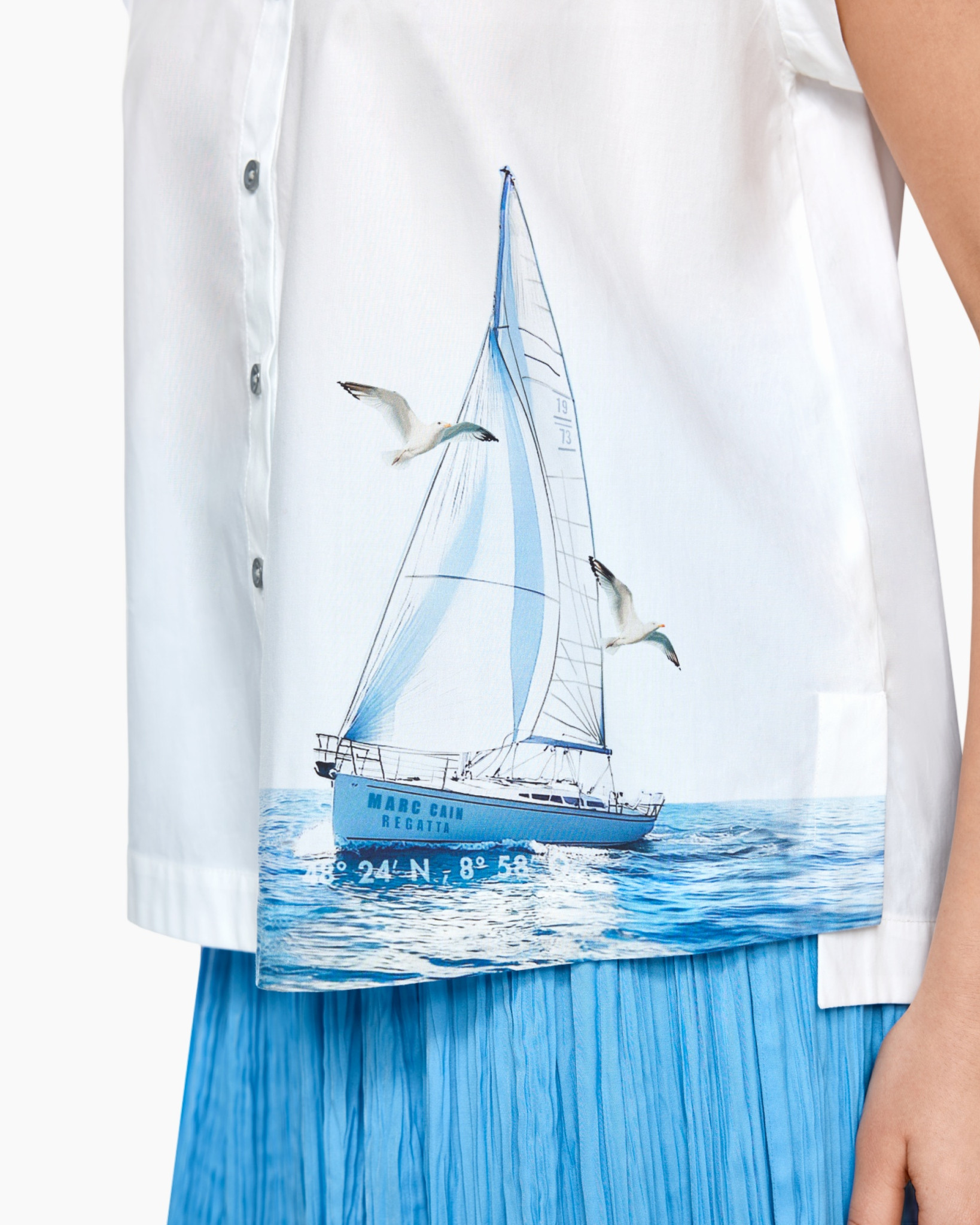 zeilboot, zeilboot print, blau shirt, wit shirt, zee patroon