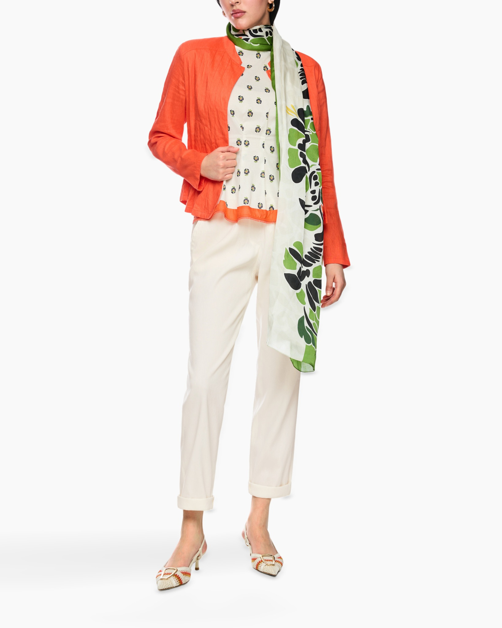 veston, oranje, sjaal, bloementop, crème broek