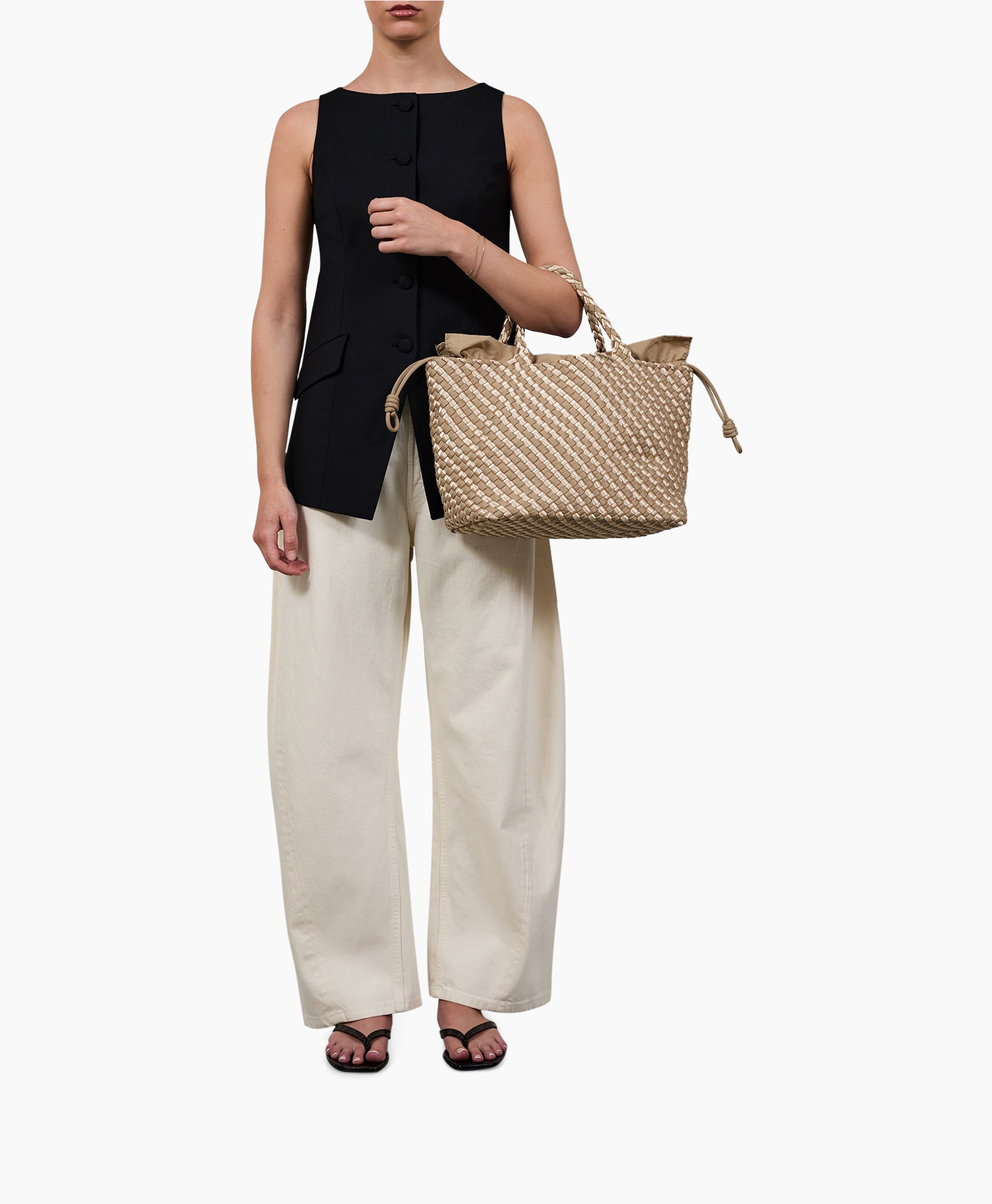 top formel udenærmeløs, svart ärmlös top, bredbenbyxa, beige väska, vävd väska