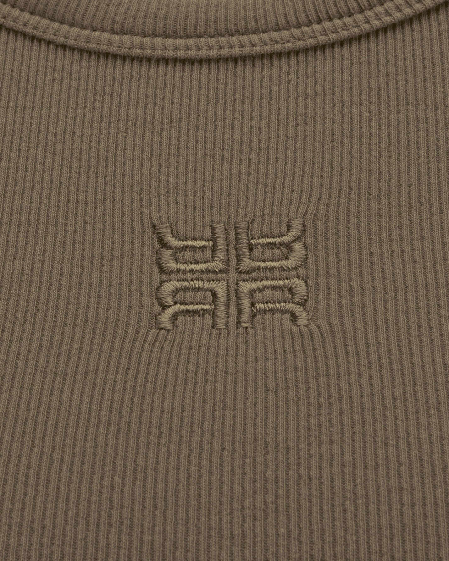 gebreide trui, bruin, ribbel textuur, borduursel logo, ronde hals