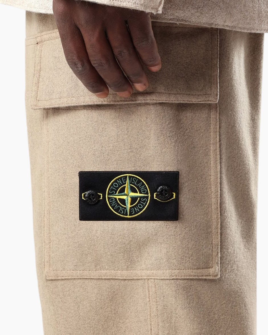 buitenkant zak, patch logo, beige jas, fleece stof, Stone Island badge