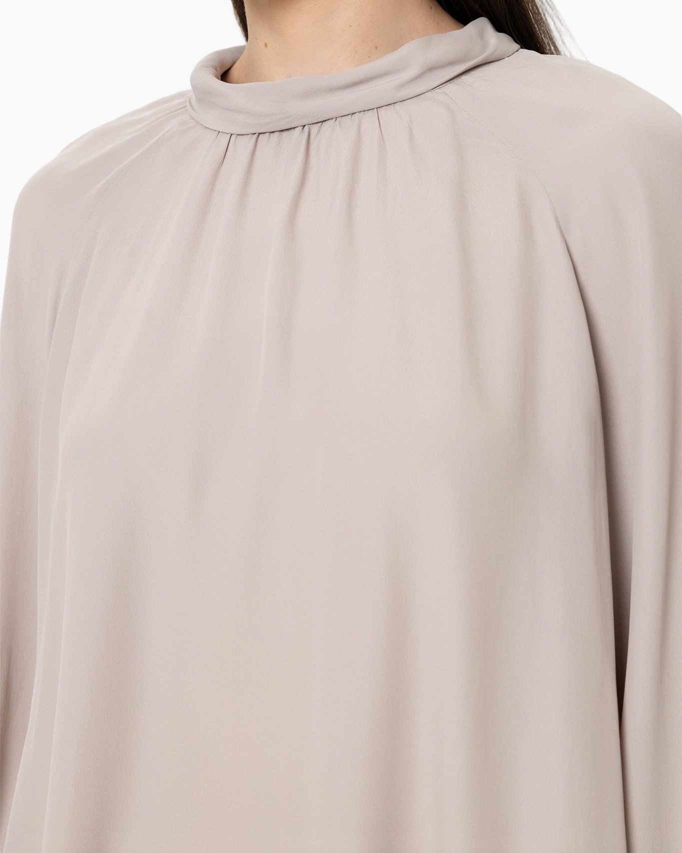 halskraag, geregen halsdetail, beige, blouse met hoge hals, lange mouwen