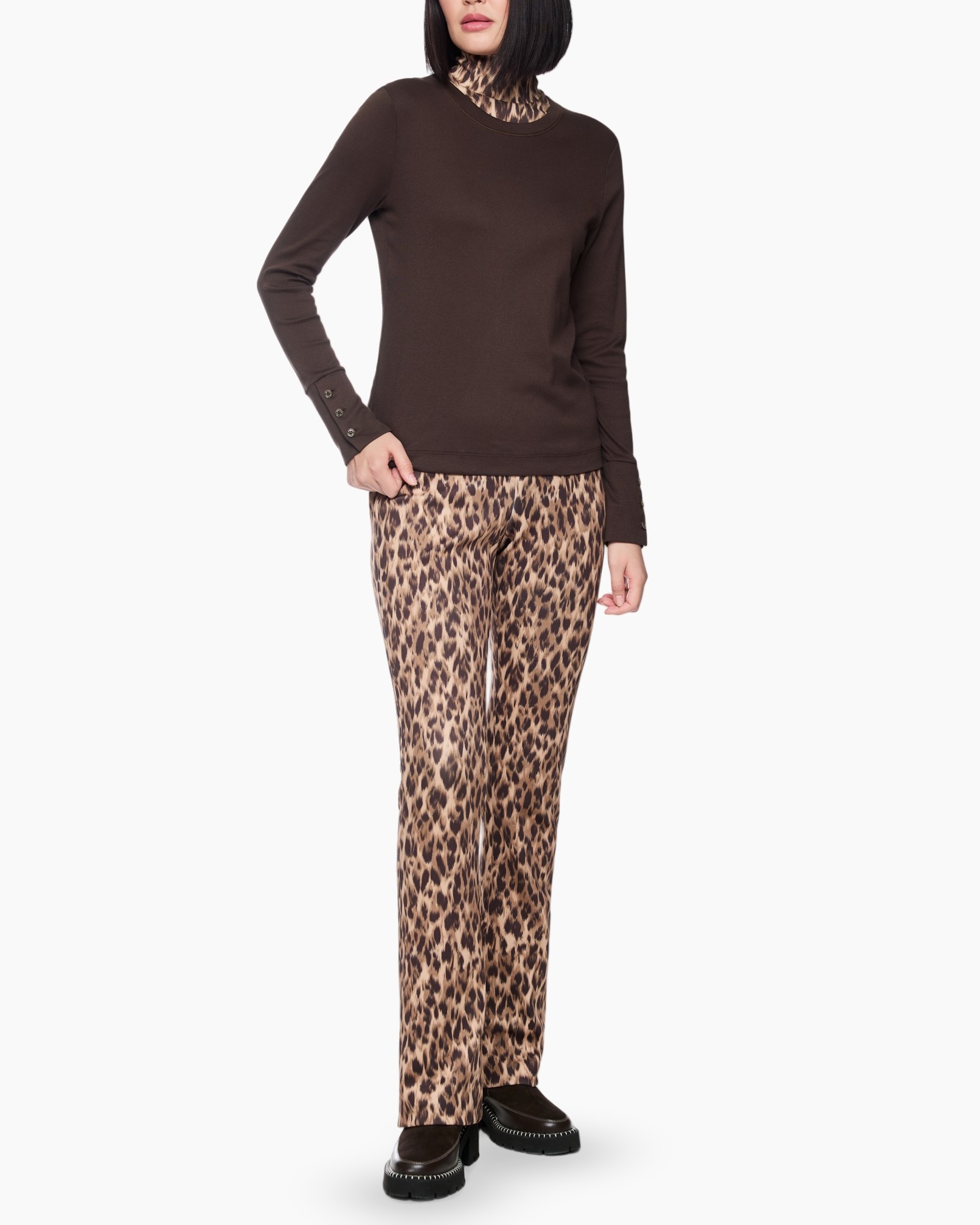 lange mouwen, bruin, effen top, leopard broek, slip-on schoenen