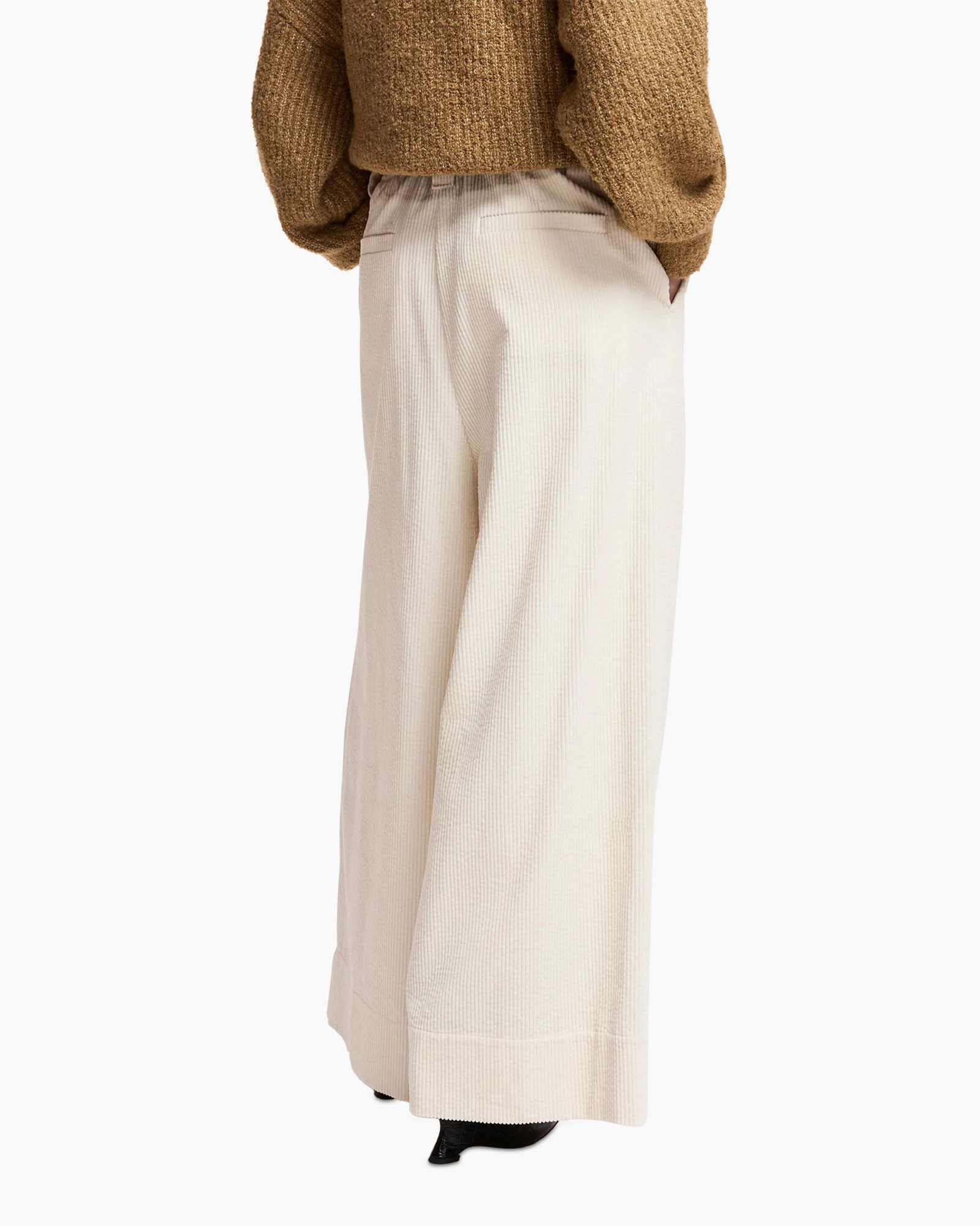 broek met wijde pijpen, crème kleur, plissé, tailleband, sjaal als accessoire
