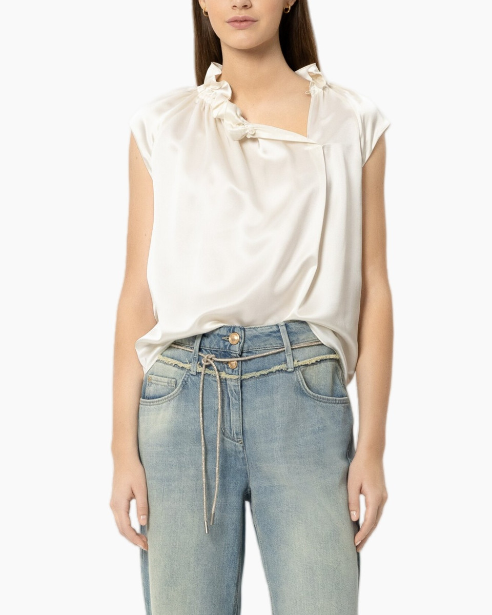 zachte top, witte blouse, plooikraag, korte mouwen, jeans met ceintuur