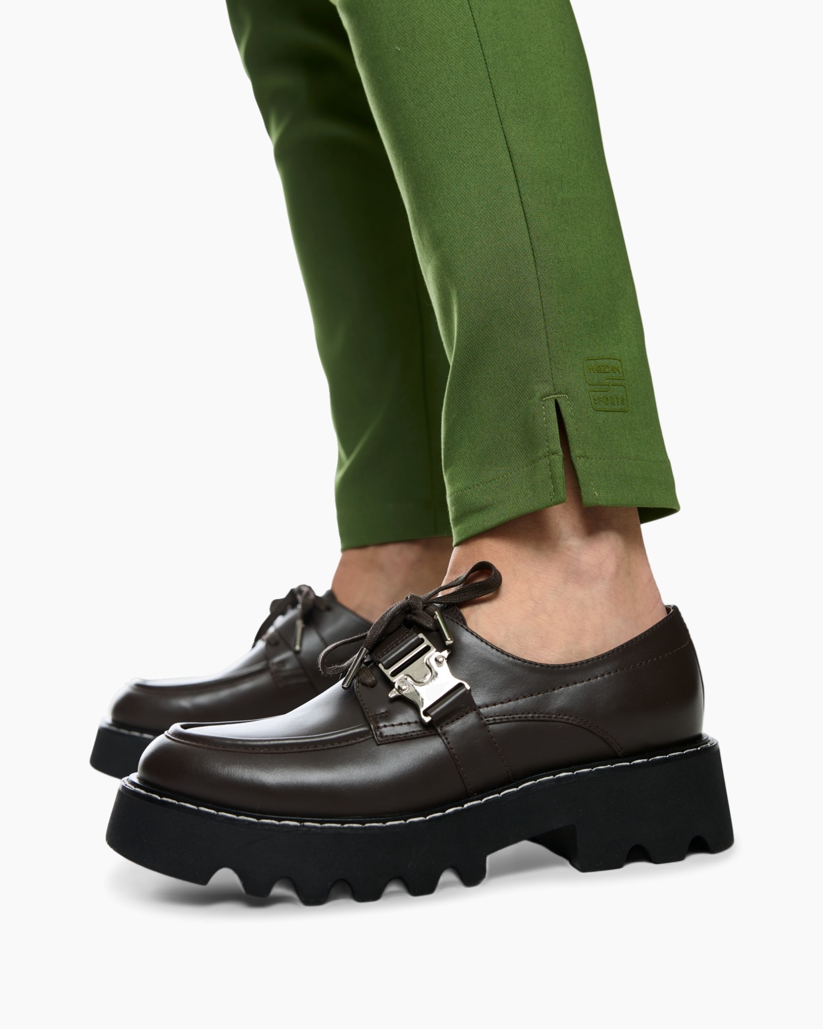 moccasin?, bruin leer, metalen gesp, dikke zool, groene broek