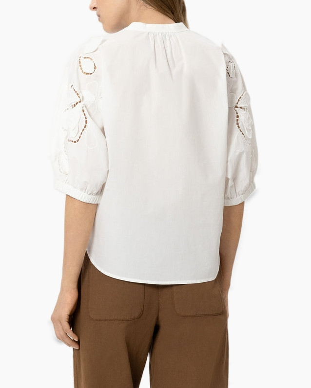 blouse, witte top, eyelet mouwen, 3/4 mouw, knopenloze knoopsgat