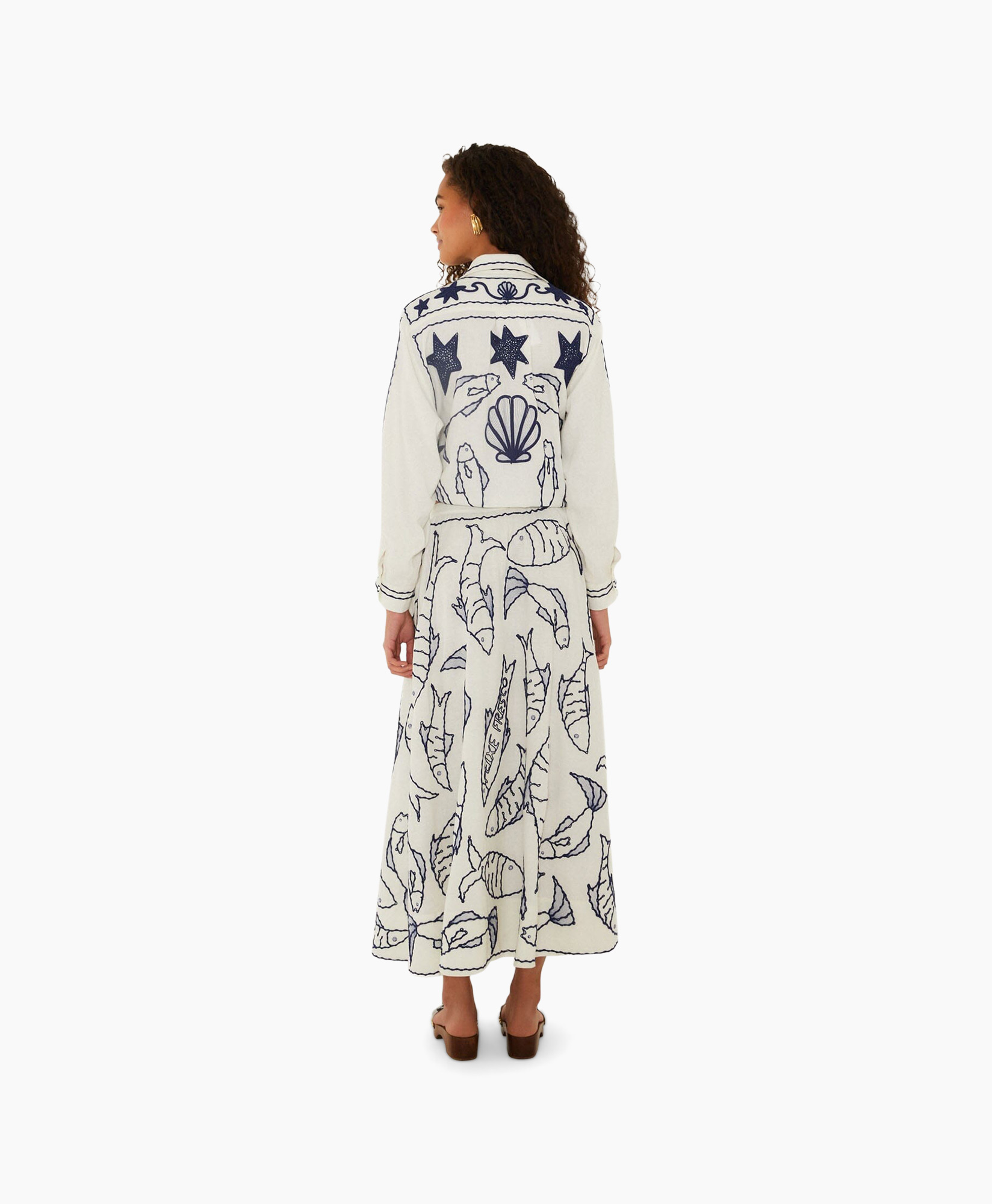 maxi rok, vis print, witte rok, enkellengte, versierde sandalen