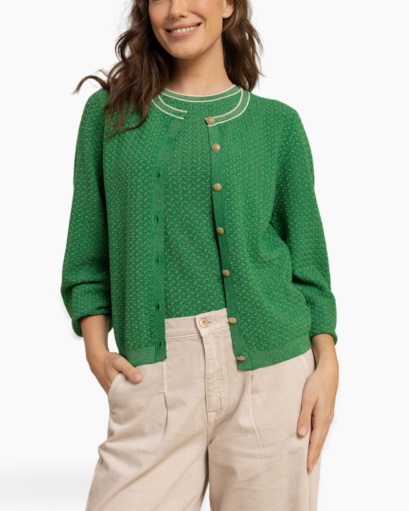 groene cardigan, textured brei, gouden knopen, beige broek, rondhals