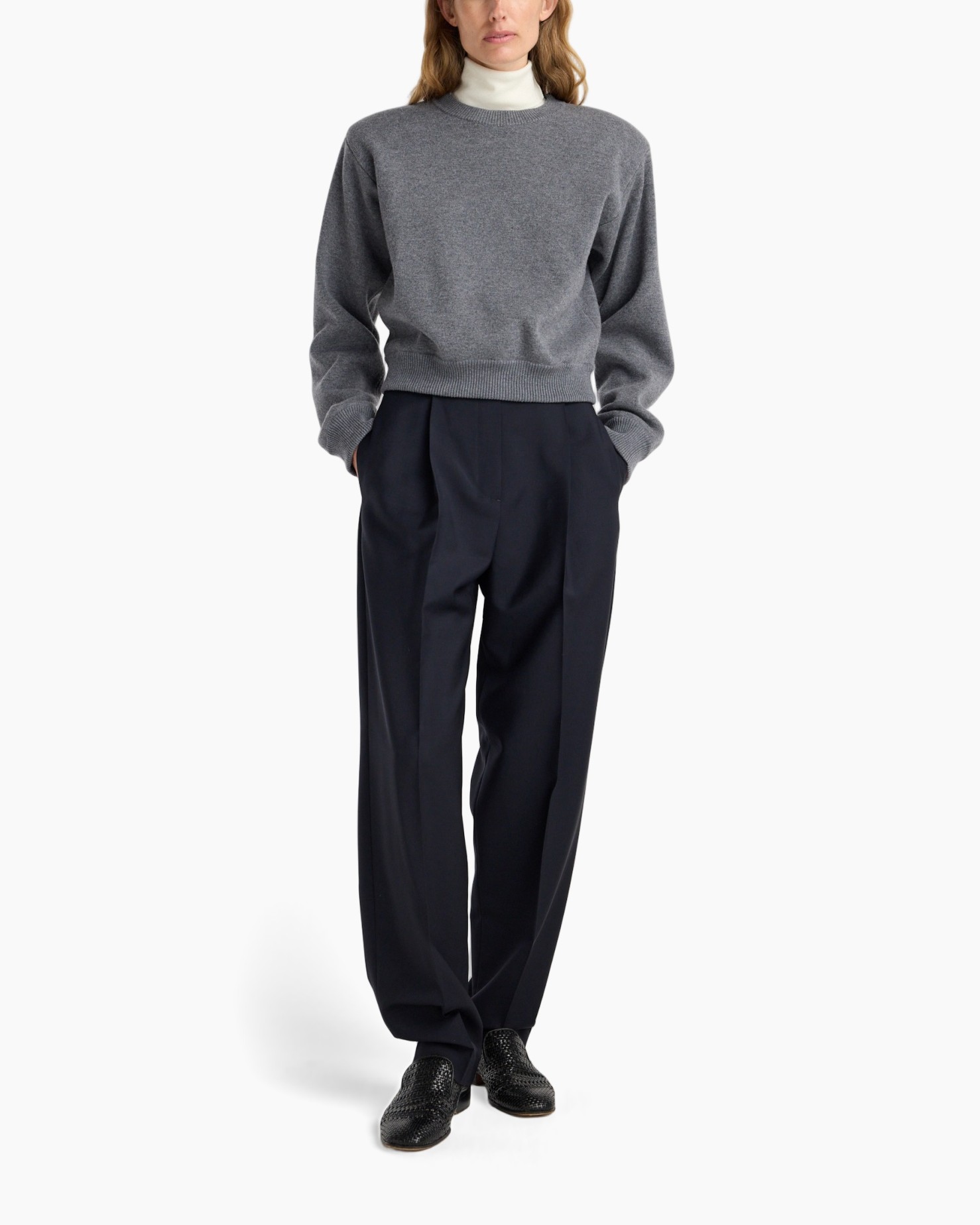 grijze trui, rond hals, lange mouwen, loszittend model, donkere broek