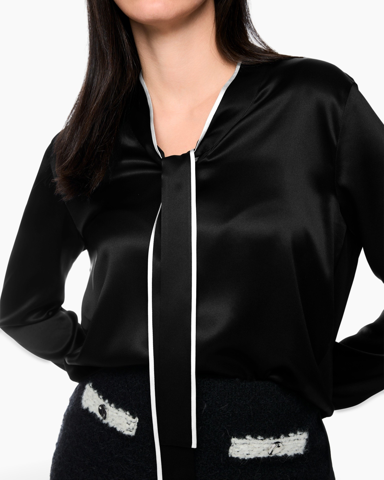 blouse, satijn, zwart, wit-afwerking, knoopsluiting