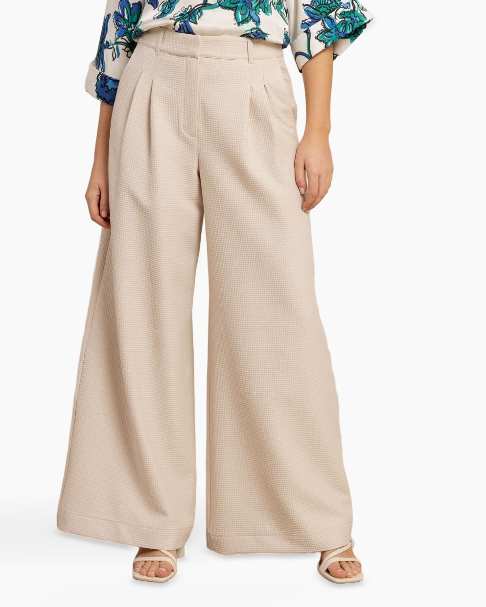 beige broek, wijd uitlopend, geplooid, tailleband, volledige lengte