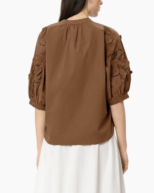 bruine top, eyelet mouwen, plooidetail, korte pofmouwen, losse pasvorm