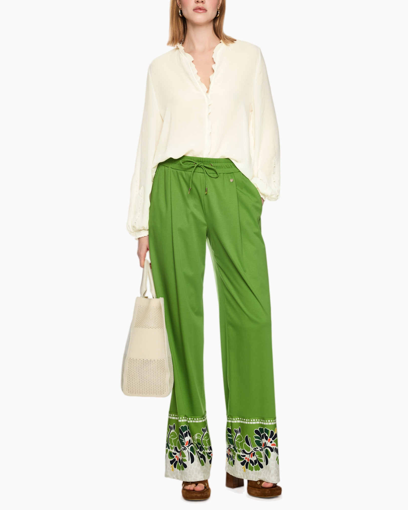 blouse, groene broek, wijdte broek, versierde zoom, taille met trekkoord