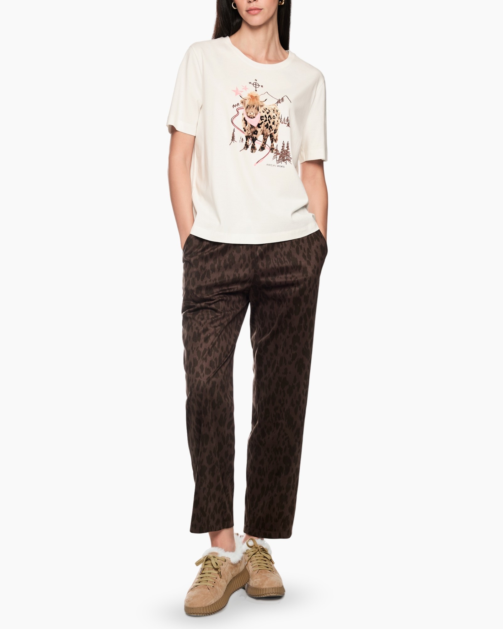 t-shirt met afbeelding, graphic tee, luipaardprint broek, casual outfit, sandaaltjes met vacht