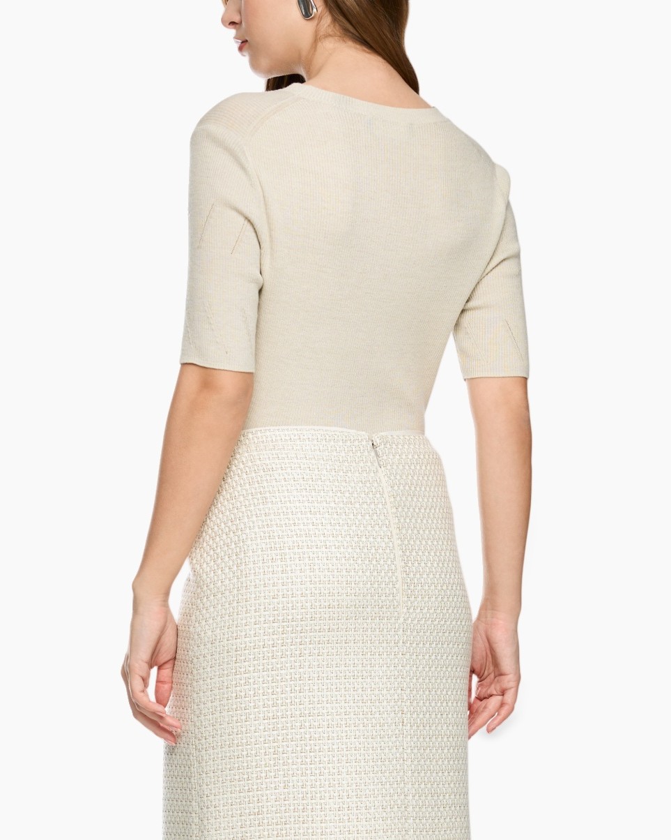 beige top, mouwen kort, gebreide top, kraagloze ronde hals, breisel patroon, tweed rok