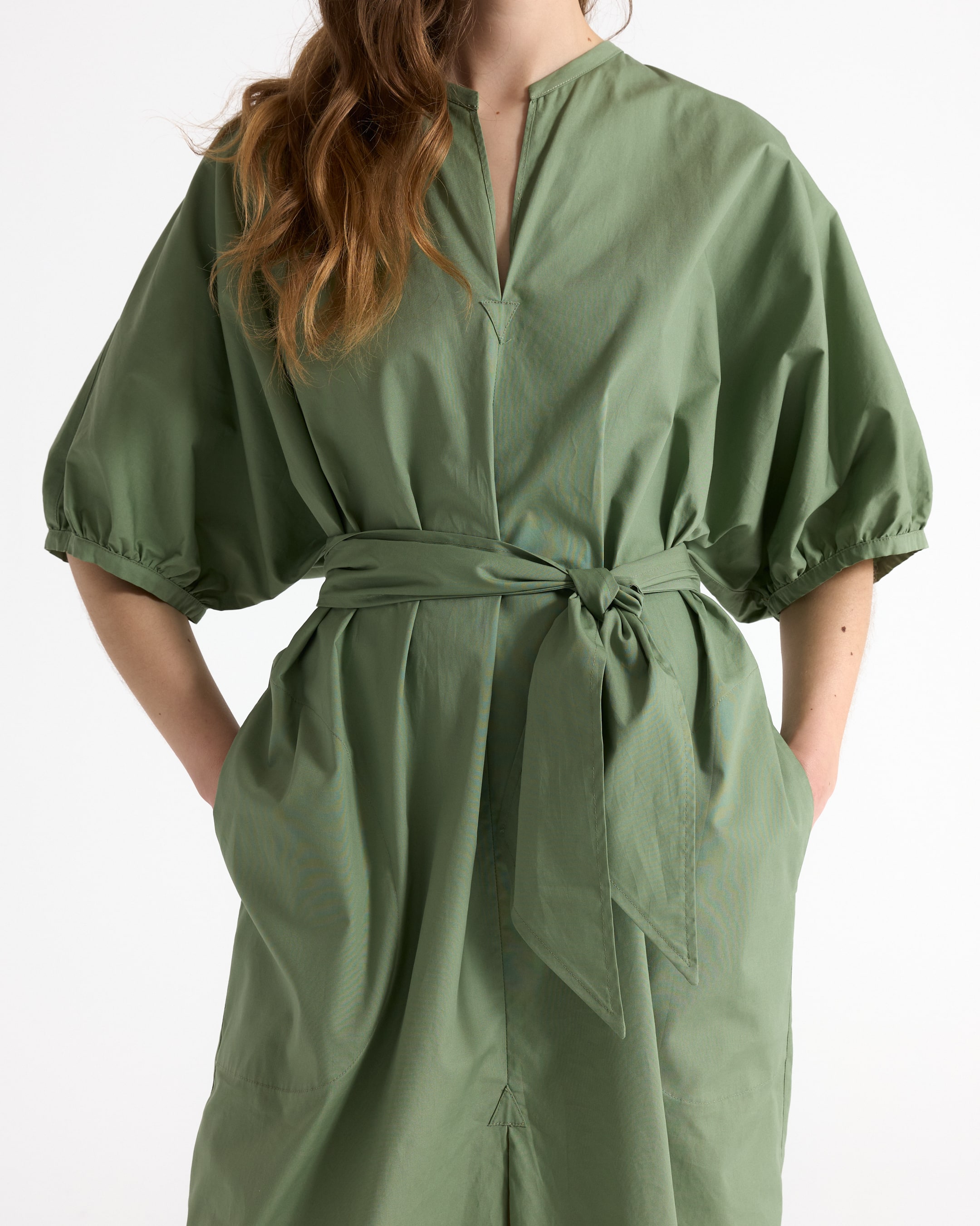 groen, omslagjurk, pofmouwen, riem, linnen-uiterlijk