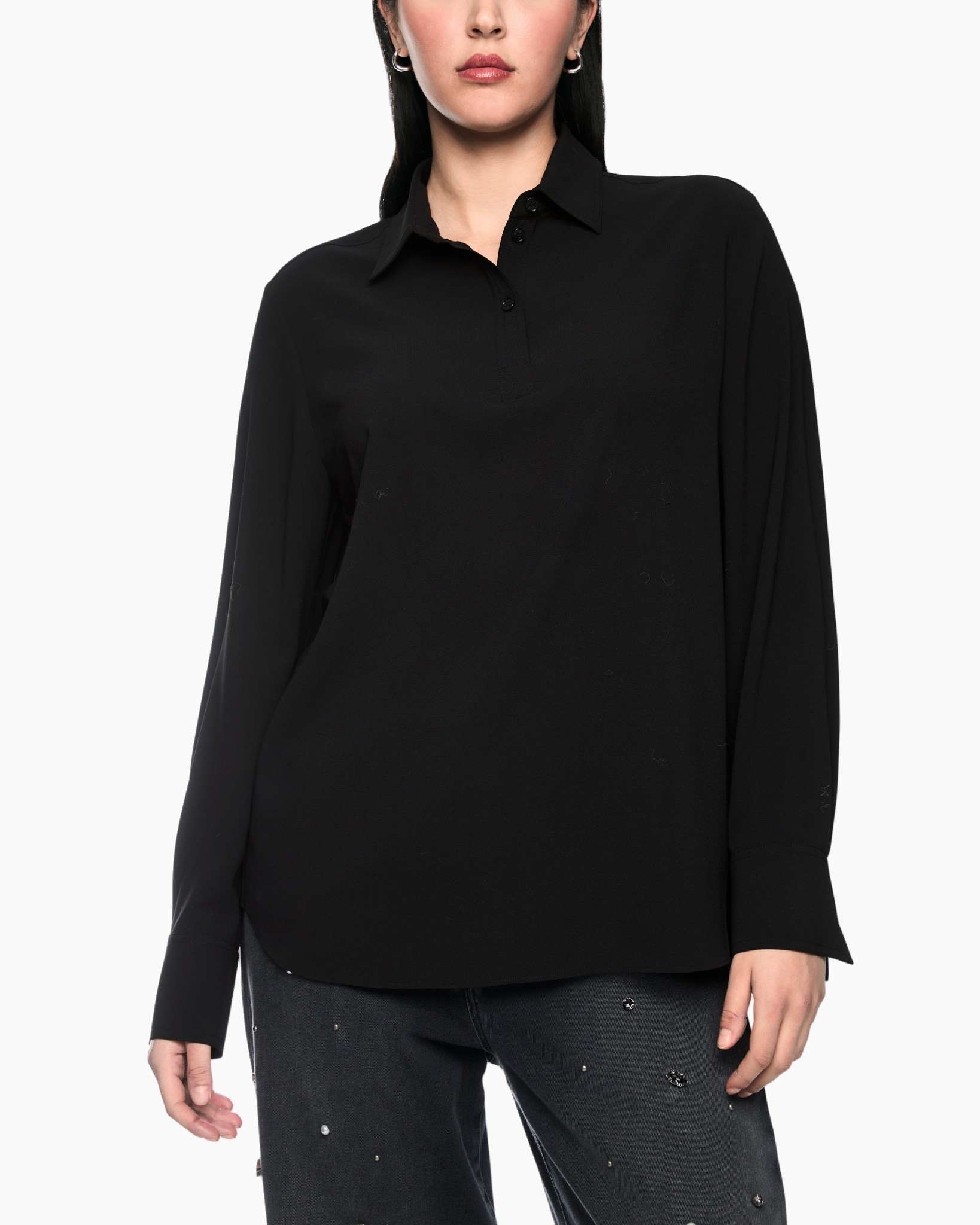 zwart shirt, lange mouw, kraag, knopenrij, losvallend