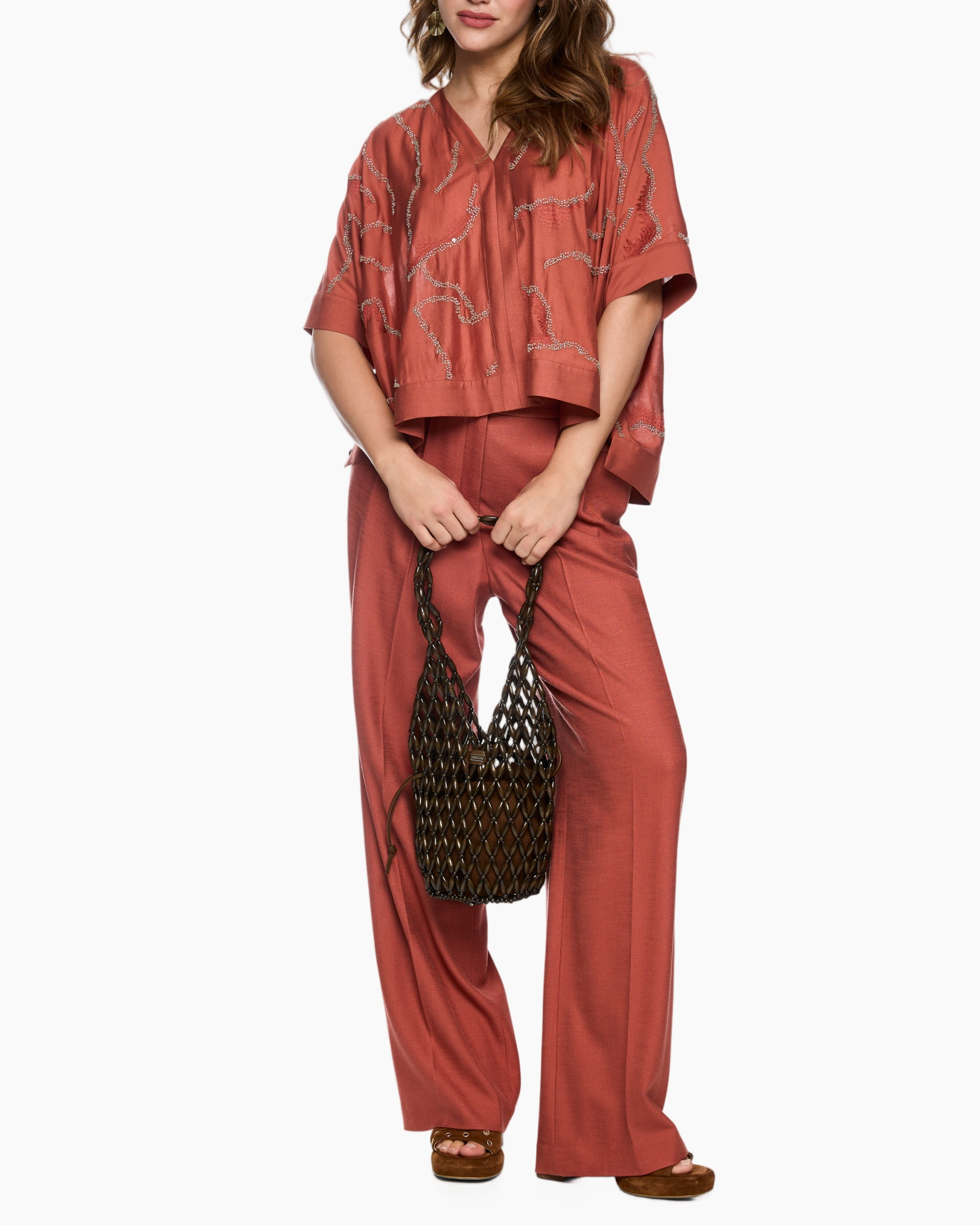 vrouwelijk outfit, geribbelde top, wijd-uitlopende broek, rood rustkleur, geweven tas