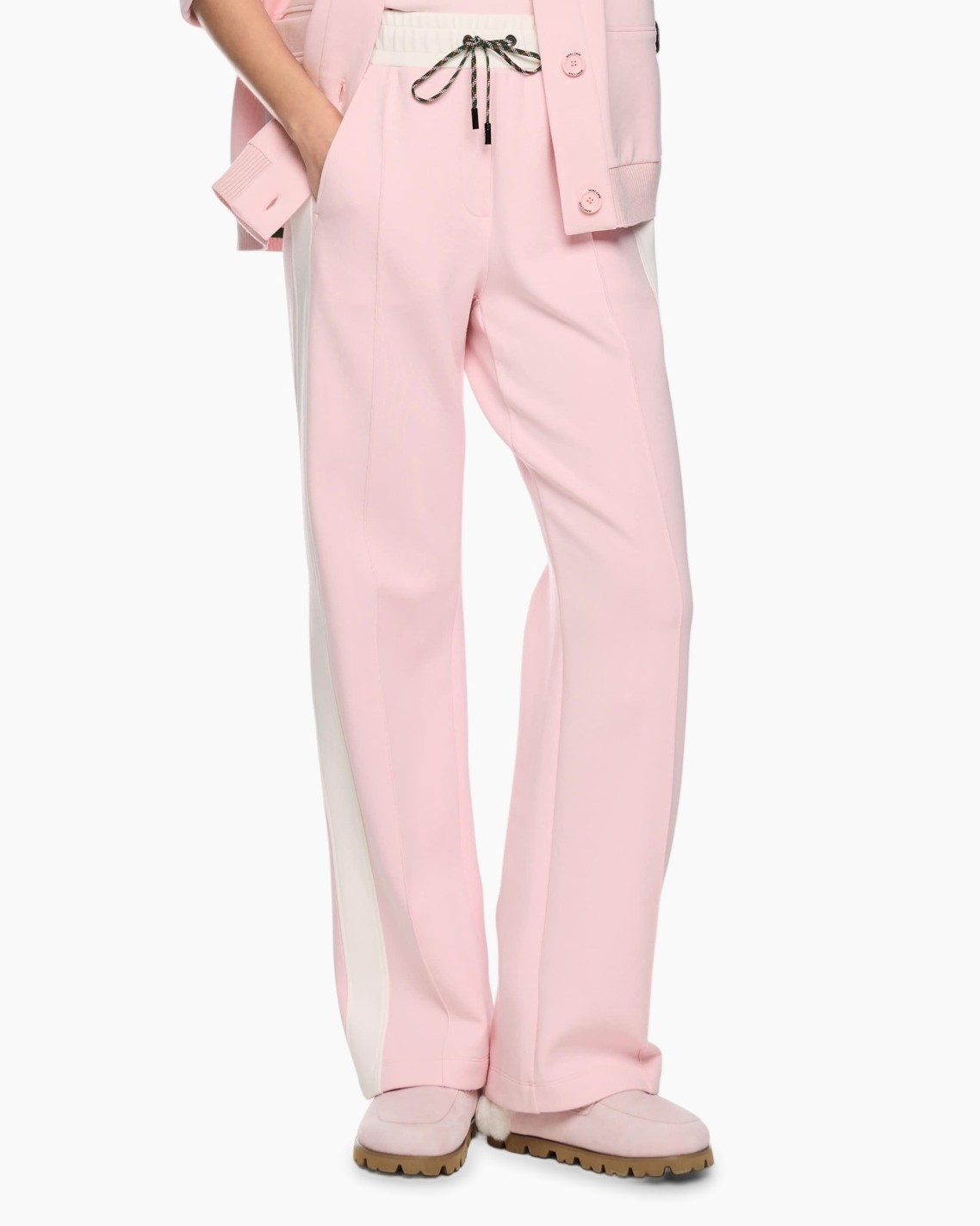 roze broek, touwtjes in taille, witte zijkant streep, lossere pasvorm, bontige laarzen