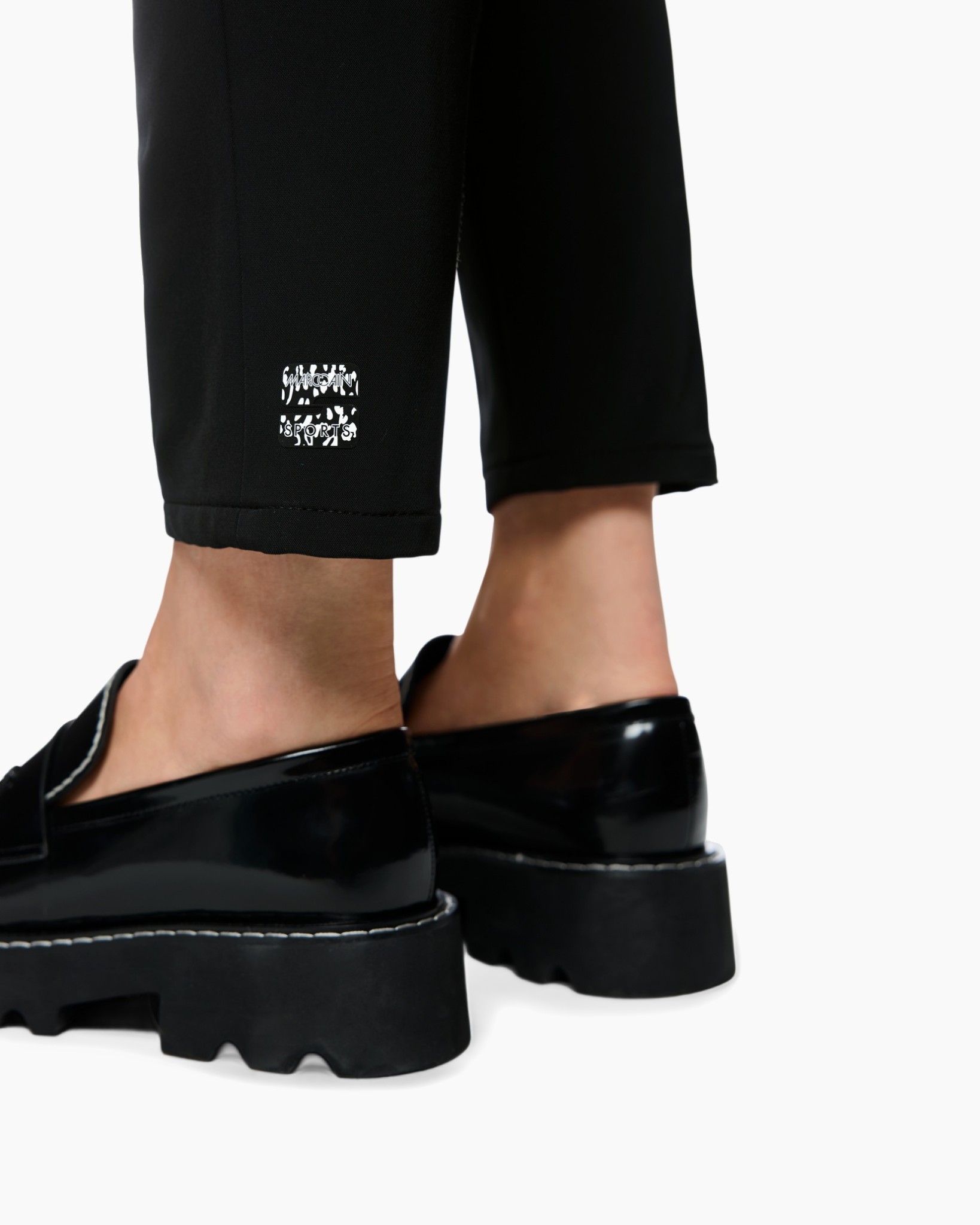 zwart broek, enkellengte, logo patch, slip-on loafers, blokhak