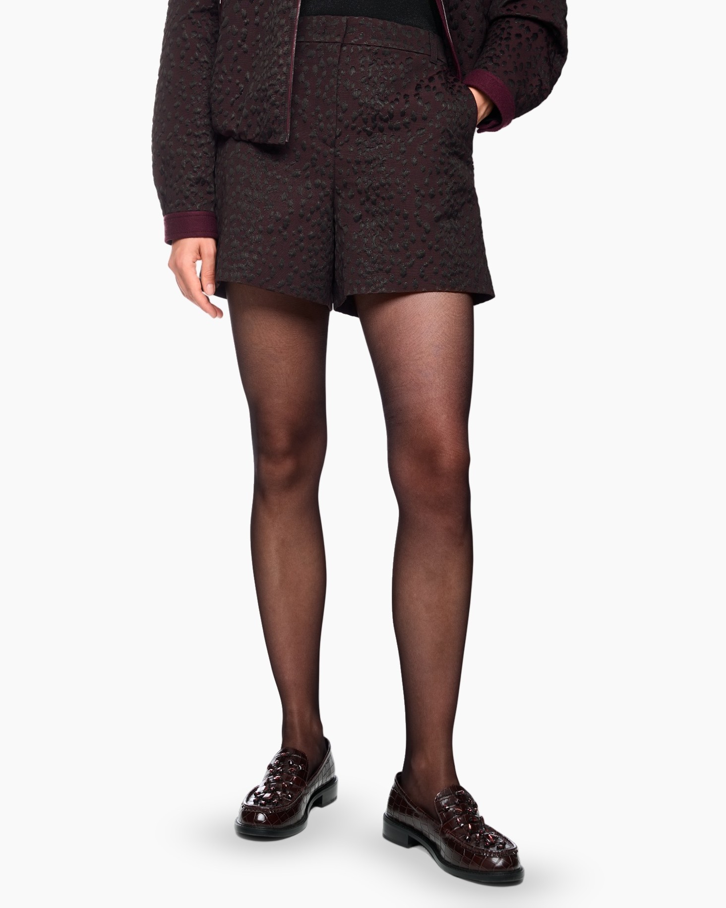 shorts, tights zwart, lakschoenen, kort jack, textured stof