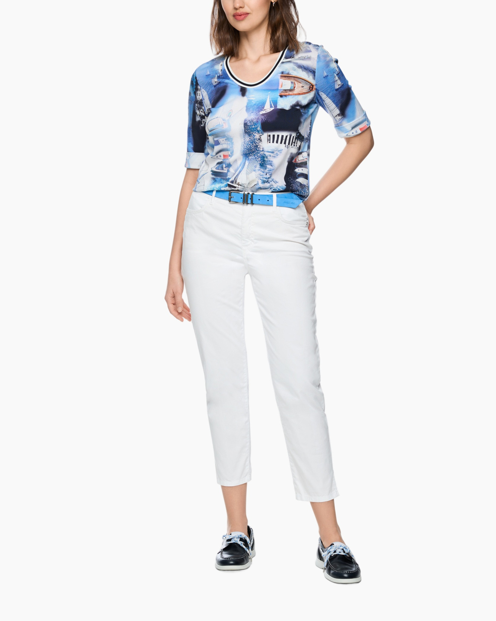 top, grafisch, korte-mouw, blauw, witte-broek