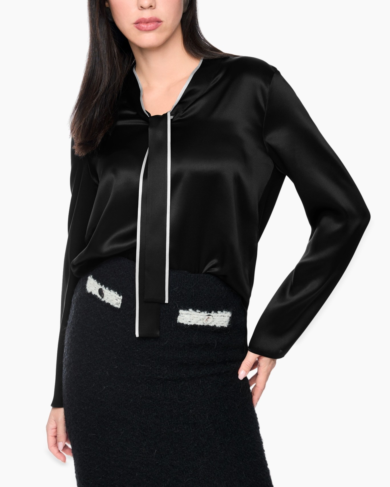zwart blouse, zijden, lange mouwen, lintkraag, zwarte rok