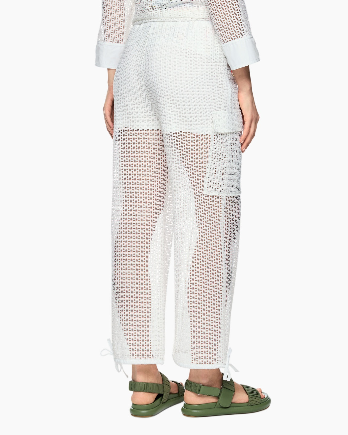 witte crochet broek, gaasbroek, opengewerkte broek, touwtje in taille, groene sandalen