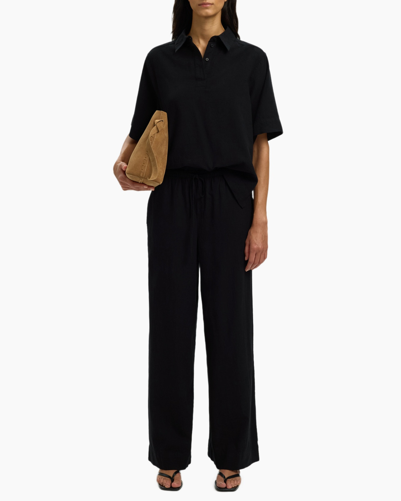 zwart pak, rond hals, korte mouw, trekkoord in taille, sandalen