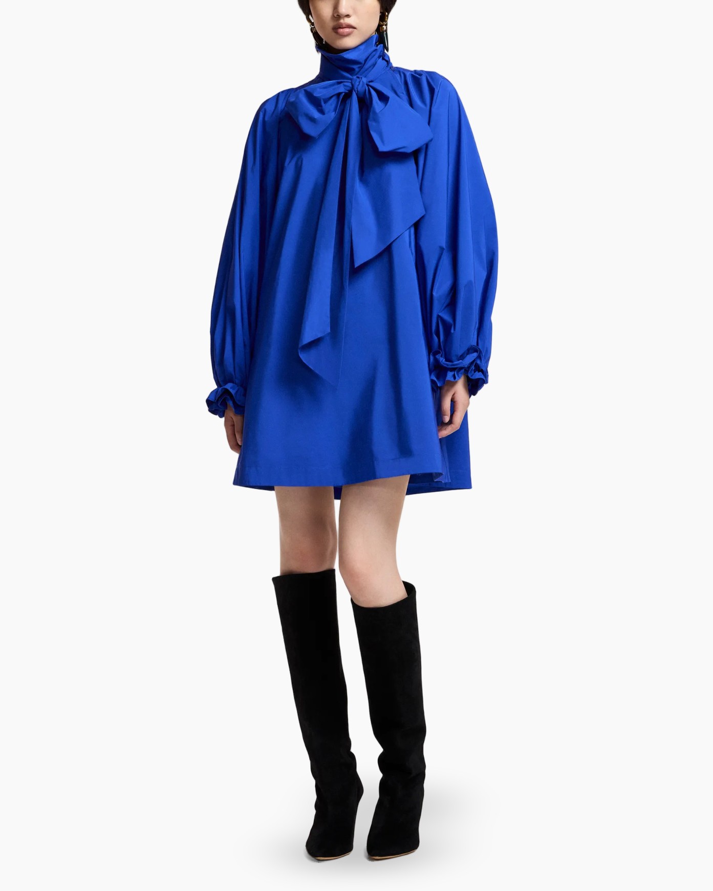 blau jurk, vleugel hals, lange mouwen, mini jurk, zwarte laarzen