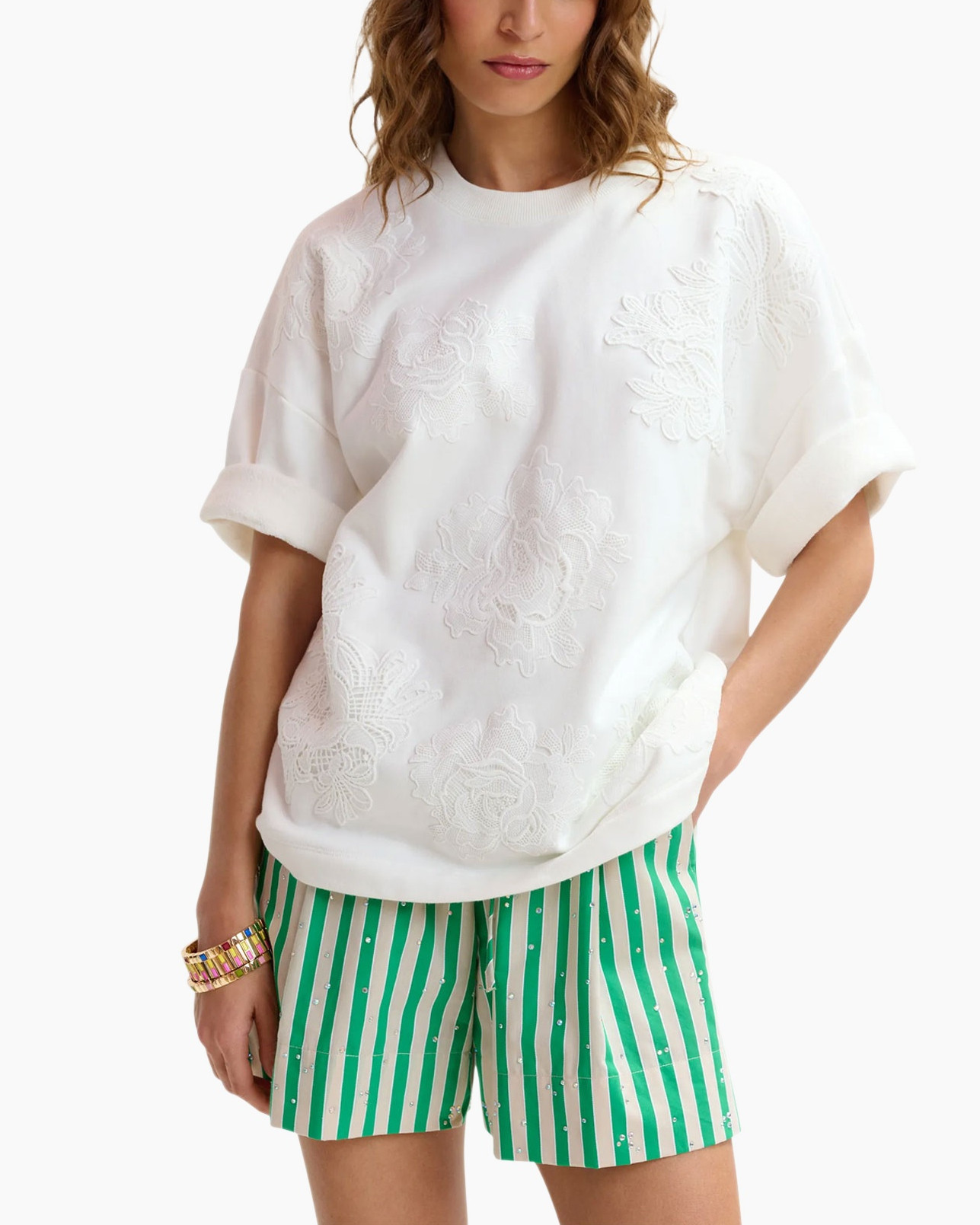 witte trui, borduursel, korte mouwen, losse pasvorm, groene gestreepte short