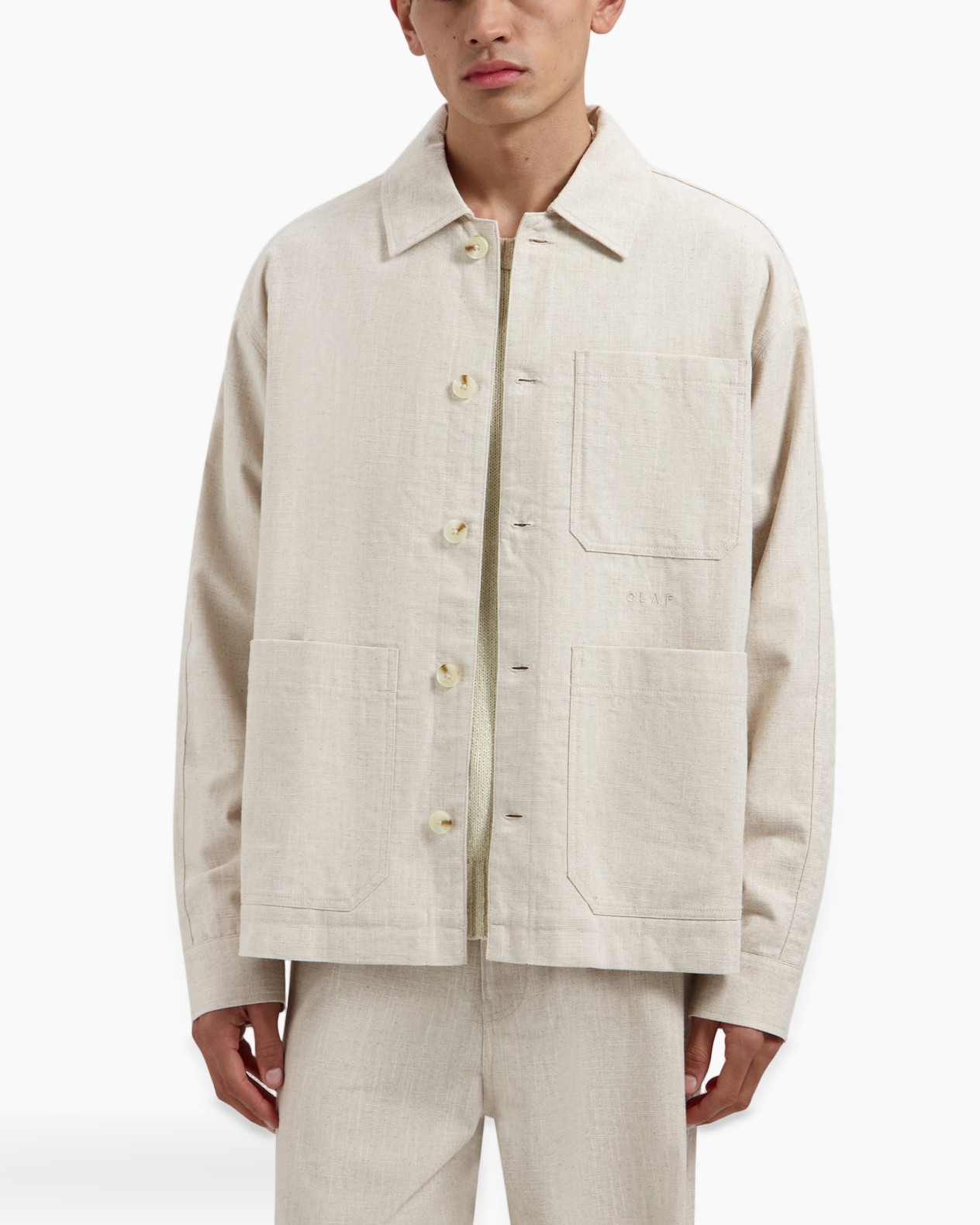 beige jas, knopsluiting voorop, lossere pasvorm, patchzakken, kraagjas