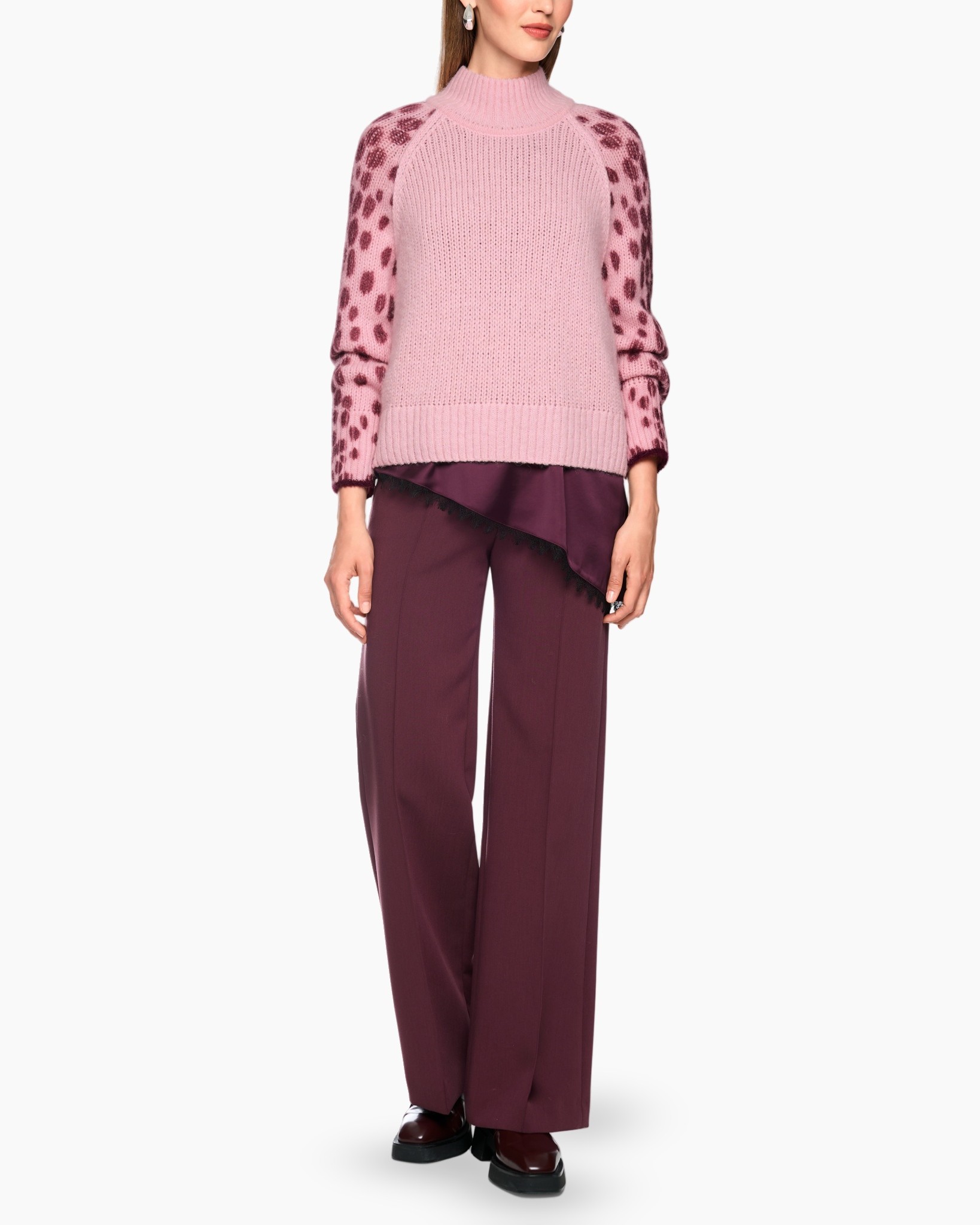roze trui, geverfde brei, luipaardmouw, turtleneck, losse pasvorm