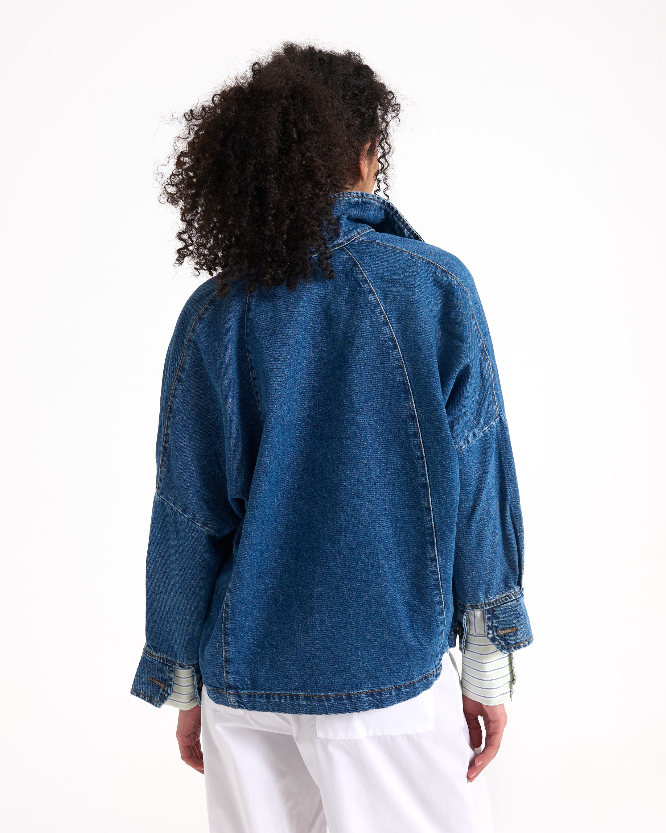 jassen van jean, blauw denim, oversized, lange mouw, achterkant gezien