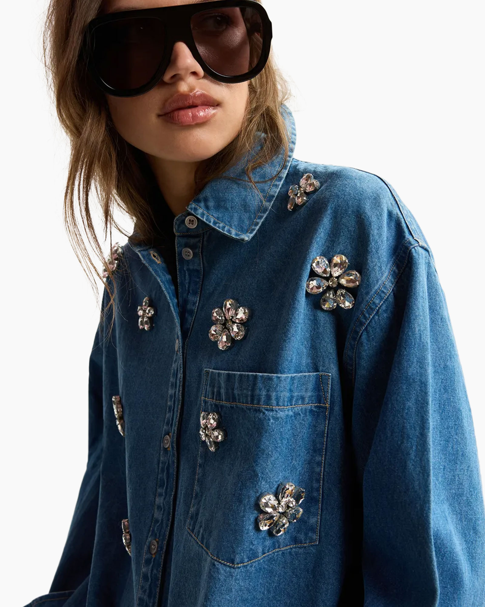 denim blouse, spijkerjas, florale versieringen, zak, mouwdetail