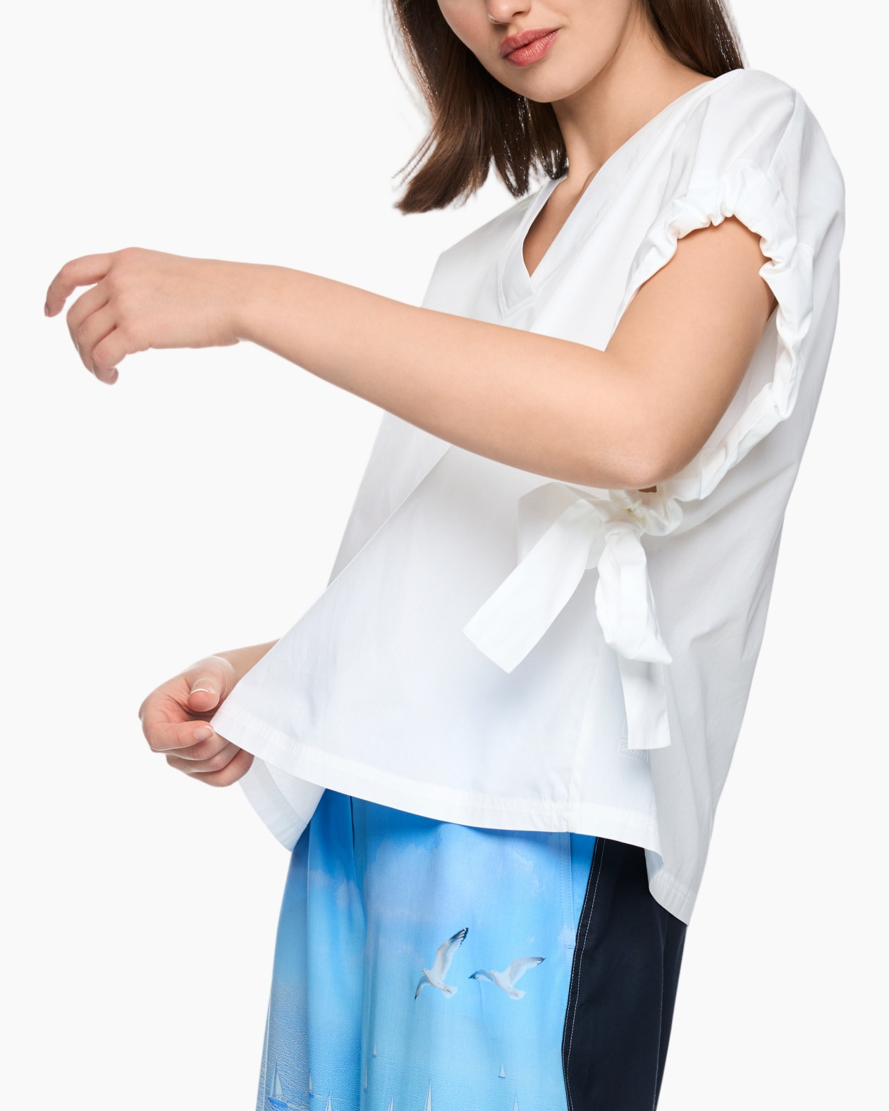 witte blouse, korte mouw, knoopdetail, v-hals, lose pasvorm