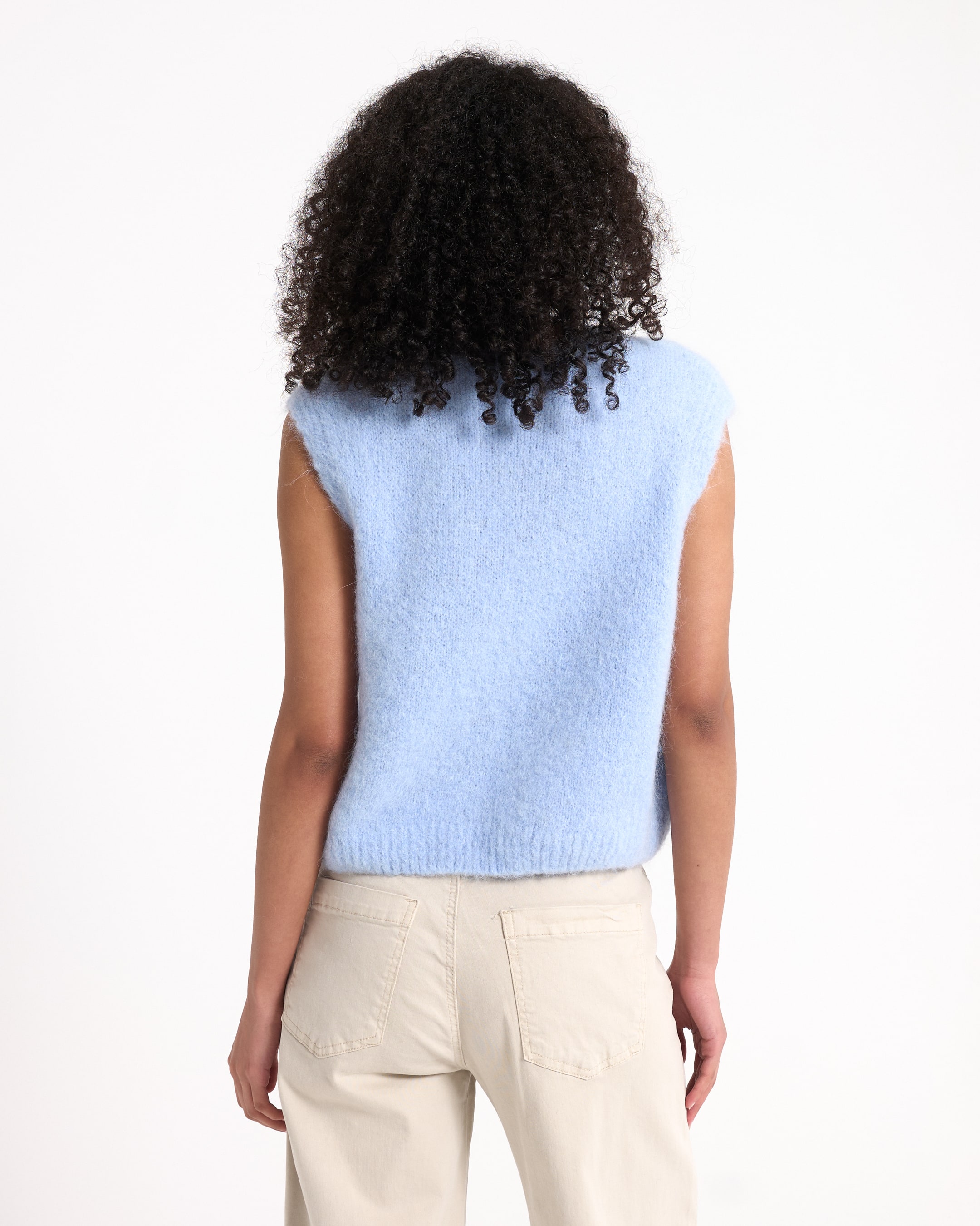 lichtblauwe trui, gebreide vest, mouwloze trui, zachte textuur, casual top