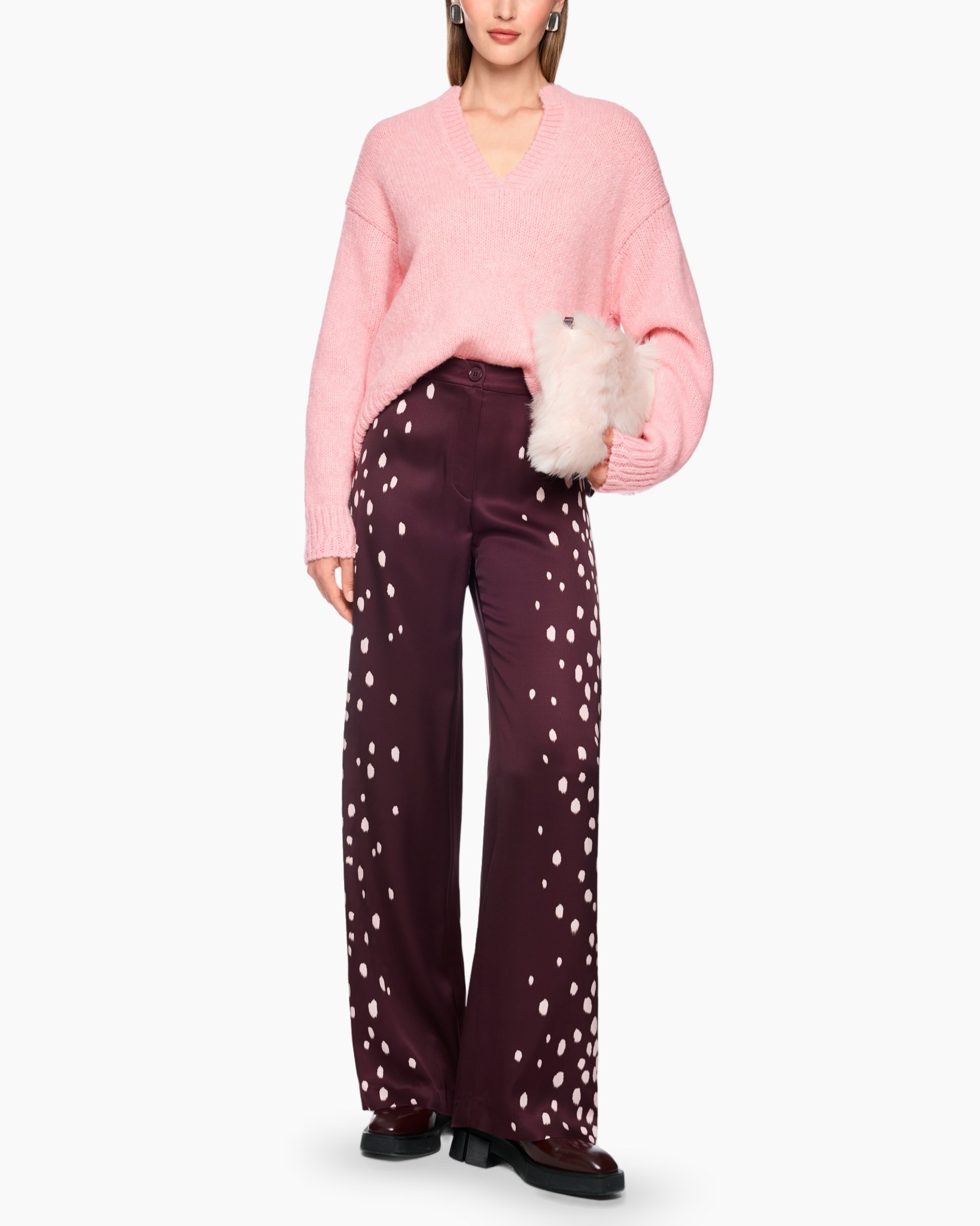 roze trui, v-hals, brei trui, wijde pijpen broek, Patroon broek