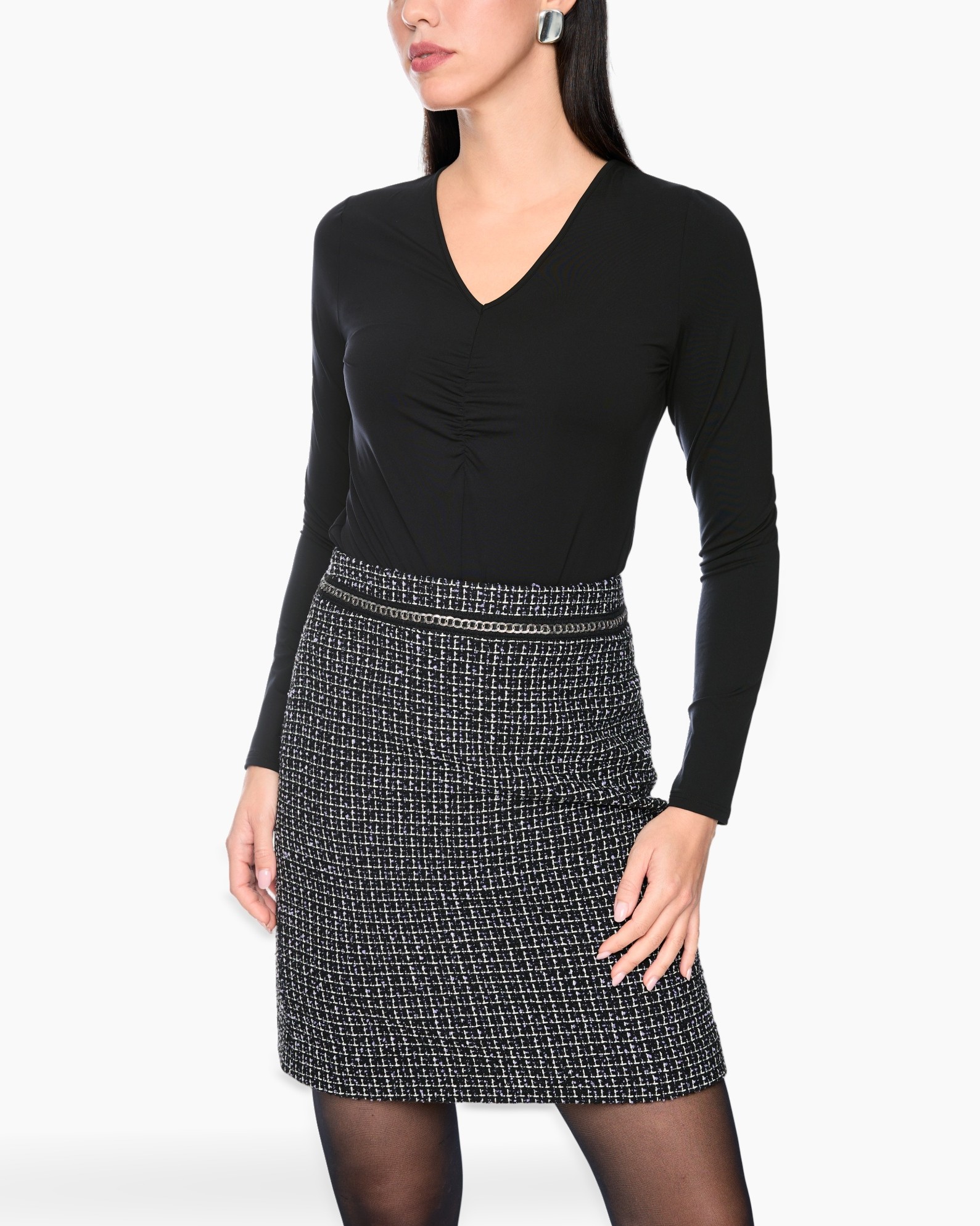 zwarte top, v-hals, geroerde detail, tweed rokje, zwarte panty