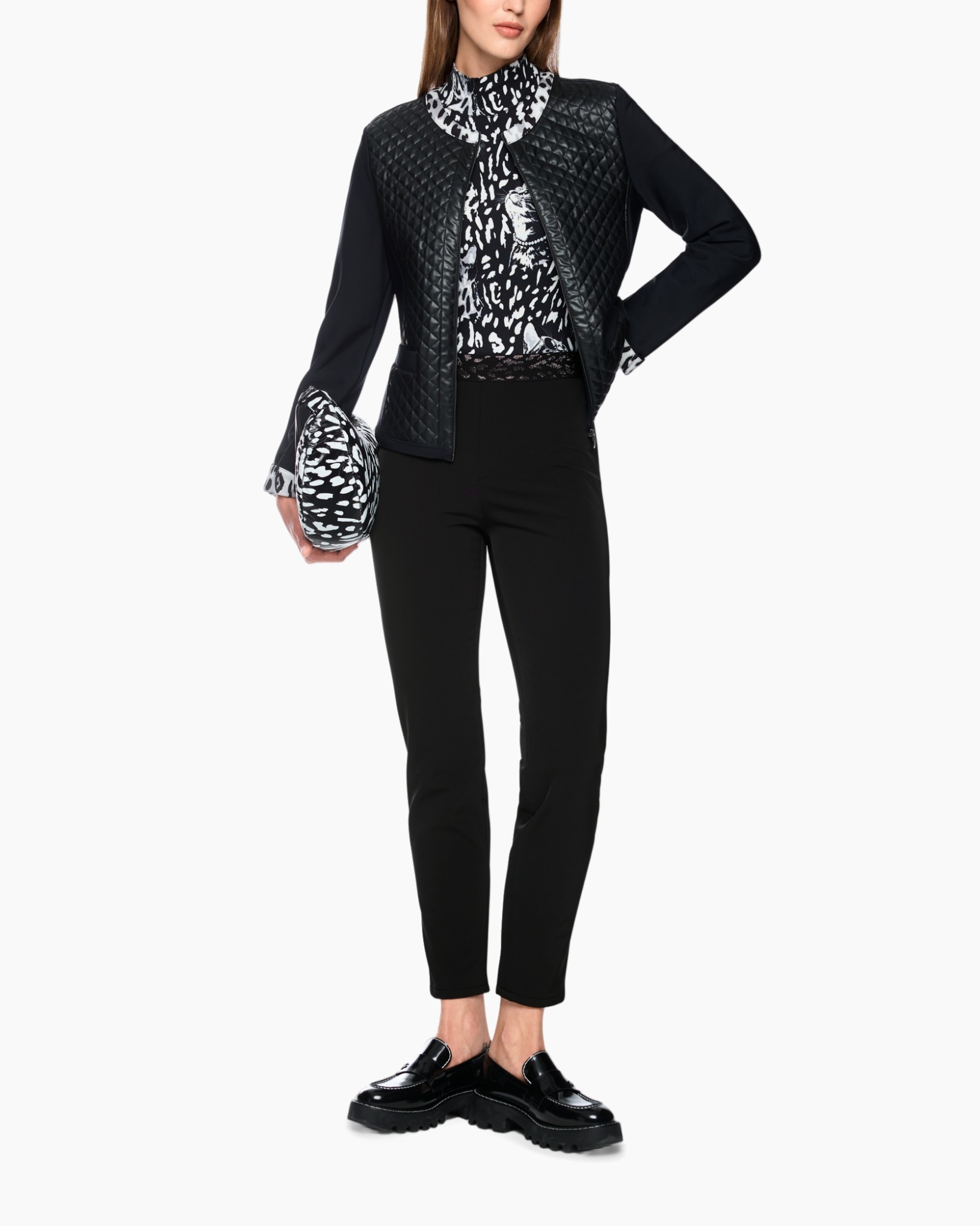 zwarte broek, géquilater jas, monochroom patroon, lakschoenen, clutch