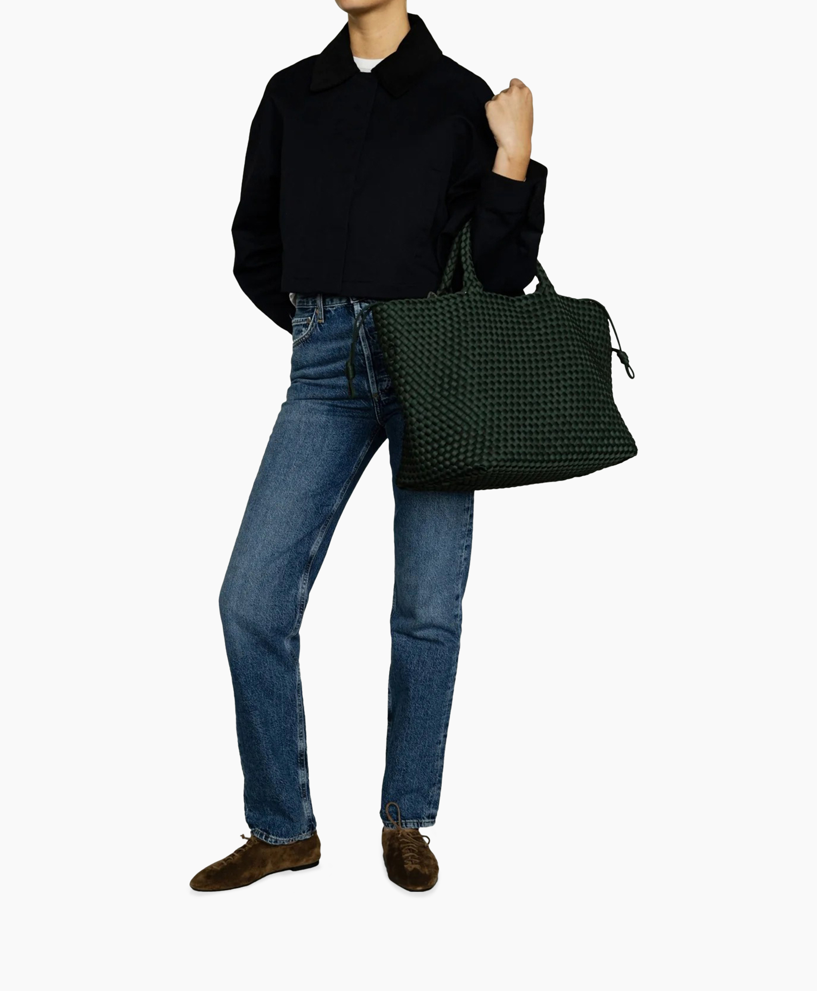 spijkerbroek, blauwe jeans, zwarte jas, tas, bruine schoenen